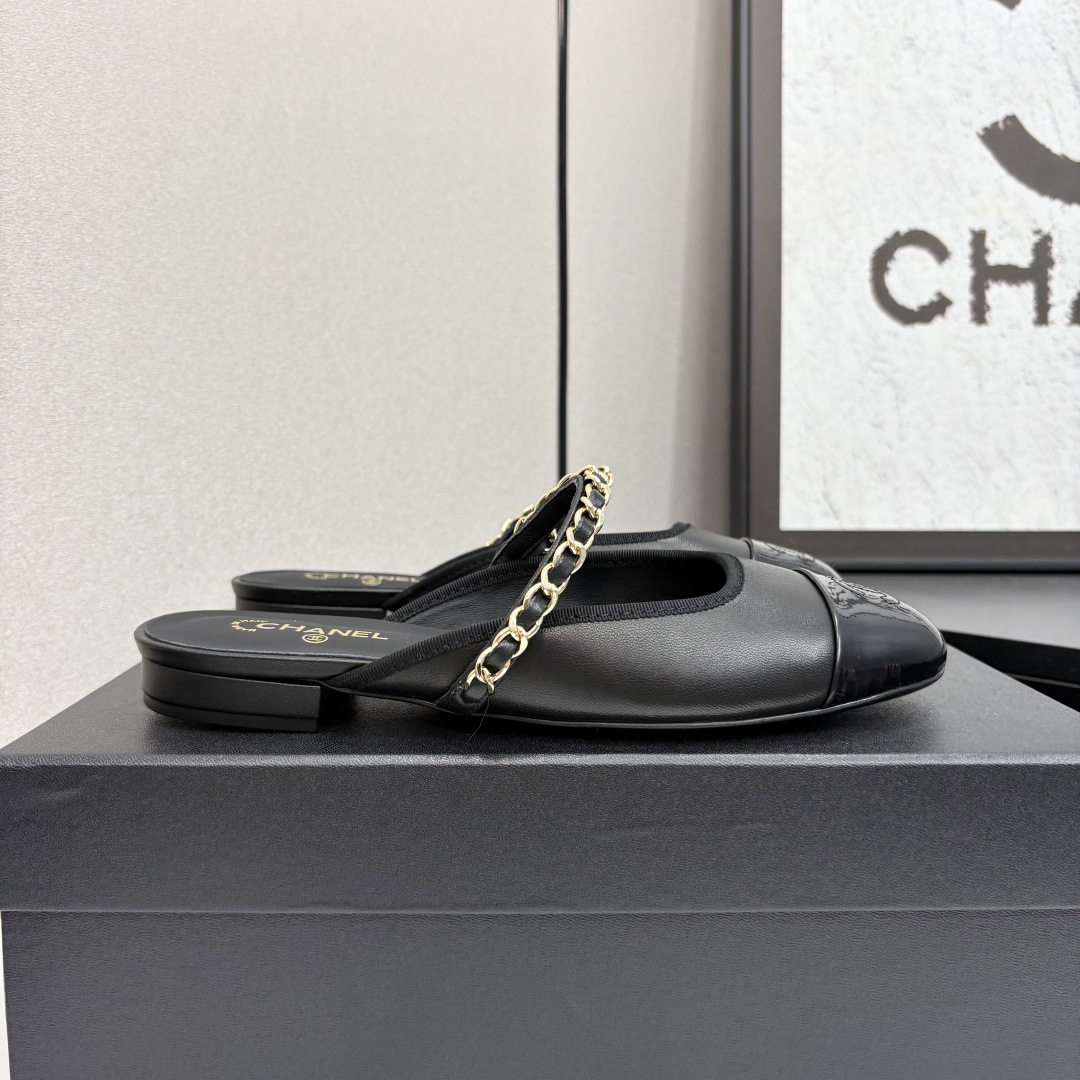 NO:262963,2025 Xiaoxiang must-have items for this season in autumn and winter!  !  Chanel's autumn and winter heavy industry hot product, Xiaohongshu is highly recommended, it looks good no matter how you match it, and it is a must-have for fashionable things. Chanel's women love simple but irresistible combinations show unique styles of dressing, free mixing and matching, and keep up with the fashionable pace of Grandma Shixiang!  !  !  Exquisite details enlarge the original mold opening hardware chain top-level purchasing level ★The upper adopts original custom sheepskin sheepskin inner lining, sheepskin footbed, genuine leather sole, size 35-39 (40, 41 custom made, semi-torque, chanel, sheepskin198609092025小香 本季秋冬季必备单品！！ 香奈儿秋冬重工爆款 小红书力推款,怎么搭配都好看,时髦精必备,香奈儿女士钟爱简约又难以抗拒系搭配展现与众不同的穿搭风格、自由混搭闪耀到位跟紧香奶奶时尚步伐！！！精致细节放大看原版开模五金链条顶级版本代购级别打造★鞋面采用原版定制羊皮 羊皮内里,羊皮垫脚,真皮底,码数35-39（40、41定做,半拖,chanel,sheepskin,Women's Shoes