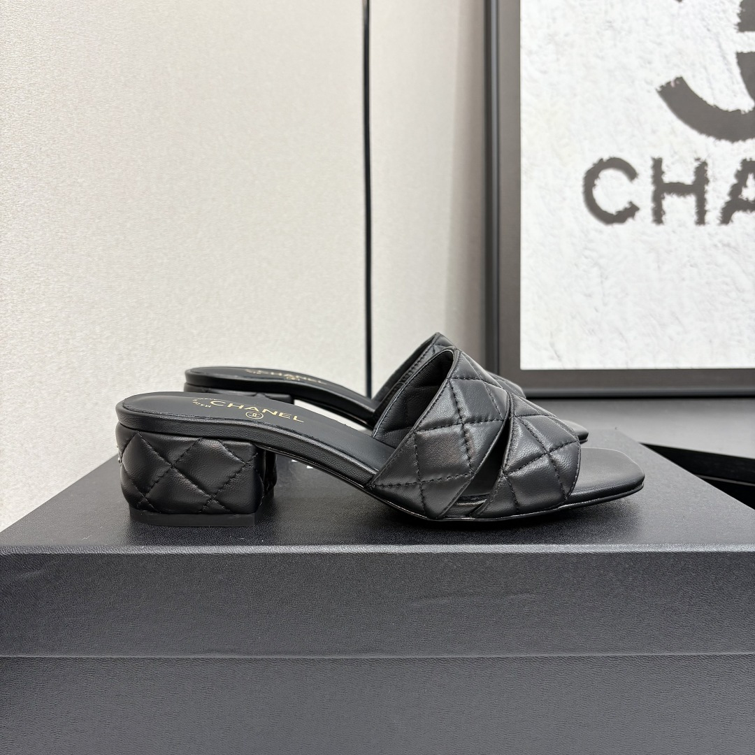 NO:262960,2025★★★★★★ Many celebrities are popular, a versatile series that domestic and foreign bloggers are popular. A must-have for spring and summer wardrobe matching. Sandals are the first choice. Upper imported sheepskin inner lining: imported crystal sheepskin inner lining, original mold-open custom leather sole Shoe size: 35-39 (34, 40, 41, customized without return and exchange) Delivery luxury latest counter synchronous packaging, slippers, sandals, slippers, sheepskin198609092025★★★★★ 众多明星网红上脚,国内外博主刷爆的一个百搭系列,春夏衣橱搭配必备 凉鞋首选. 鞋面进口羊皮  内里: 进口水晶羊皮内里 大底原版开模定制真皮底 鞋码: 35-39（34、40、41、定做不退换） 配送豪华最新专柜同步包装,拖鞋,sandals,slippers,sheepskin,Women's Shoes