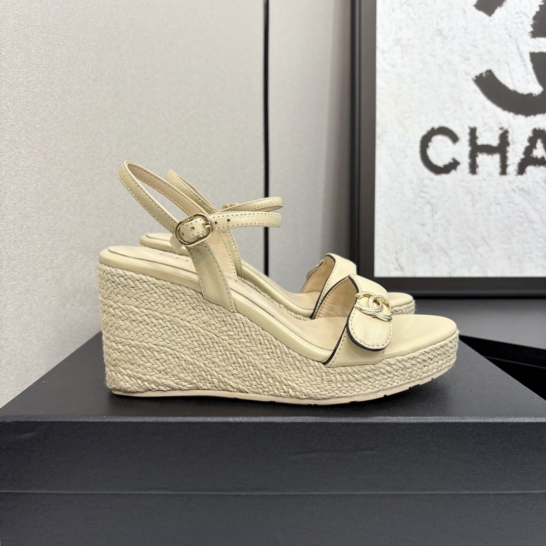 NO:262957,* Xiaoxiang 2025 spring and summer. Latest hemp rope wedge sandals!  Must-in-One year, this is the simplest and most trendy versatile artifact!  Super attractive!  Materials one-to-one custom velvet original logo buckle. Pure copper material is not oxidized. Upper cowhide leather, inner lining/foot pad imported sheepskin, large sole hemp rope rubber, size 35-40 40 customized, sandals, sandals, cowhide, sheepskin19860909* 小香2025春夏.最新麻绳坡跟凉鞋！ 每年必入,这款是最简单而且最潮的万能百搭神器！超级耐看哟！材料一比一定制天鹅绒原版logo饰扣.纯铜材质不氧化 鞋面牛皮 内里/垫脚进口羊皮 大底麻绳橡胶 码数35-40 40定做,凉鞋,sandals,cowhide,sheepskin,Women's Shoes