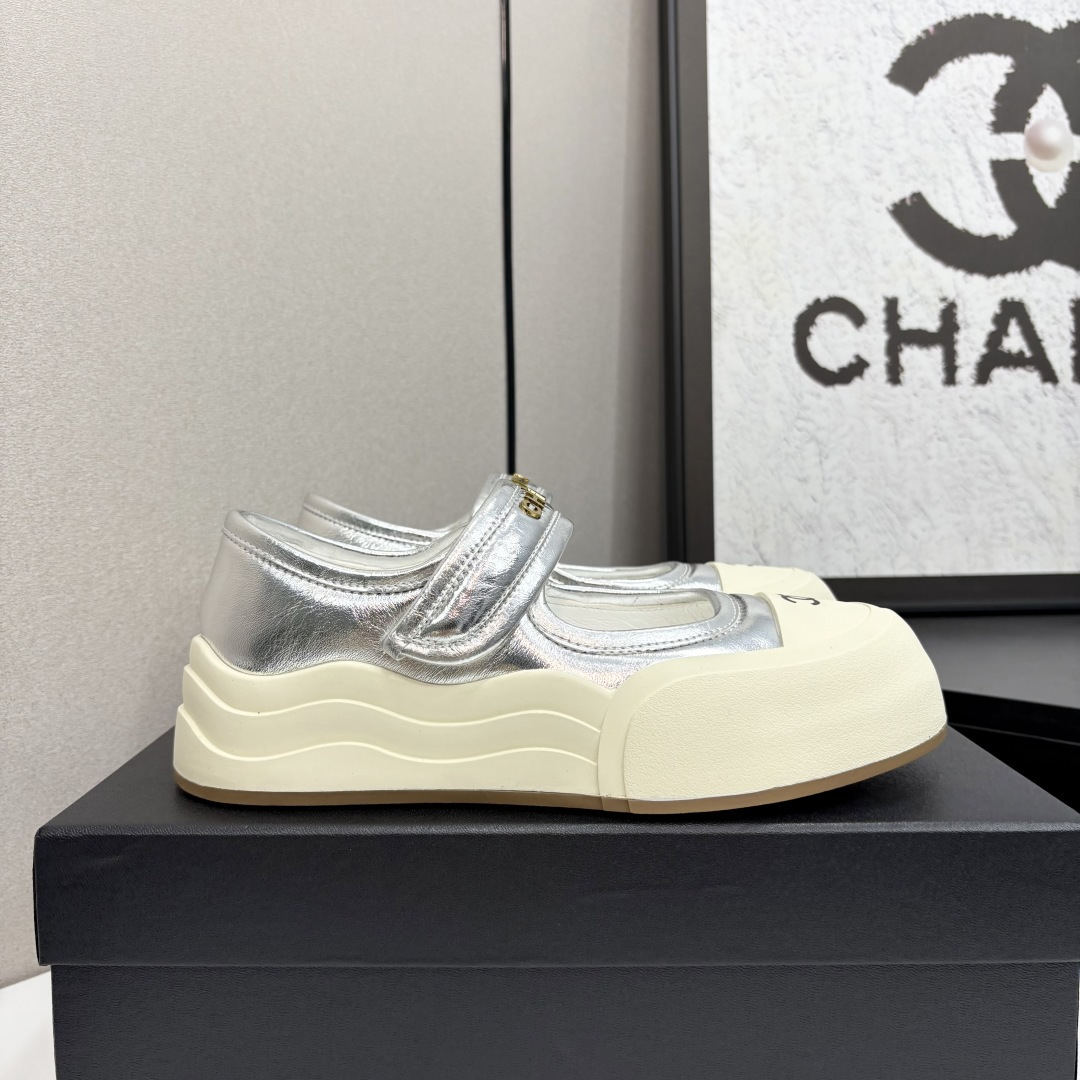 NO:265608,Chanel 25C Spring and Summer Mary Zhen new casual sneakers Ceiling top quality [Perfect] This boot is really a small lucky star, thick sole 5cma, more refined, makes your legs look thin, the key is that it is very comfortable to wear. Imported cowhide upper, inner sheepskin, outsole, authentic open mold tu sole ~ heel height 5cm Size35-40 (41 custom made, no return or exchange), casual shoes/sports shoes, chanel, boots, mary jane, sneakers, cowhide, sheepskin19860909Chanel 25C 春夏玛丽珍新款休闲运动鞋 天花板顶级品质[得意] 这款靴子真的是小个子福星,厚底5cma 更精致一点 ,显腿瘦,关键是上脚很舒服 鞋面进口牛皮 内里羊皮里 大底正品开模tu大底～跟高5cm Size35-40（41订做不退换）,休闲鞋/运动鞋,chanel,boots,mary jane,sneakers,cowhide,sheepskin,Women's Shoes