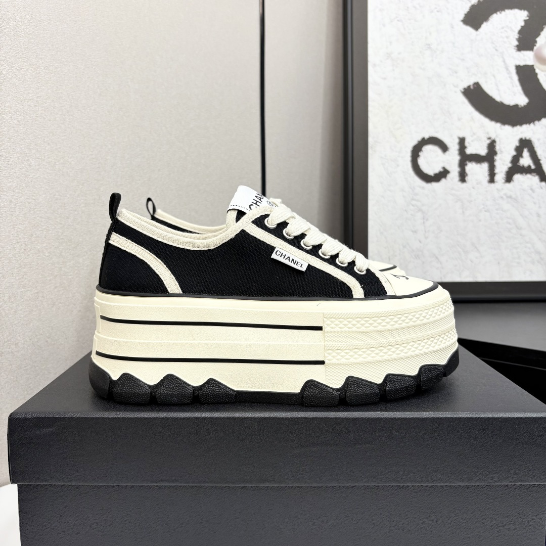 NO:265605,Chanel thick-soled canvas cookies shoes, a new retro canvas series, presenting a slack posture and lightweight to start the summer journey. Continuing the iconic deconstructed silhouette of ANN ANDELMAN, the shoe body is presented with simple three-dimensional lines and double A logo. The upper is covered with breathable canvas fabric, injected with upper softness to enhance the feel of the foot. It uses a silhouette rubber thick sole, and geometric texture embellishes the rubber edge details. ** The leg pulling effect is comparable to leg plastic surgery. It makes the legs look thin and long and can be easily held in all styles. It can be matched with whatever you want!  Upper material denim inner material sheepskin size 35-40, casual shoes/sports shoes, chanel, sneakers, sheepskin19860909香奈儿厚底帆布饼干鞋 全新复古帆布系列,呈递松弛之姿,轻盈于形开启盛夏之旅. 延续ANN ANDELMAN 标志性解构化廓形,鞋身以简约立体线条及双A logo呈现,鞋面覆盖透气帆布面料,注入上层柔软提升脚感,采用廓形橡胶厚底,几何纹理点缀橡胶包边细节.**拉腿效果堪比腿部整形 巨显腿细腿长各种风格都能轻松hold住 随便搭！ 鞋面材质牛仔布 内里材质羊皮里 码数35-40,休闲鞋/运动鞋,chanel,sneakers,sheepskin,Women's Shoes