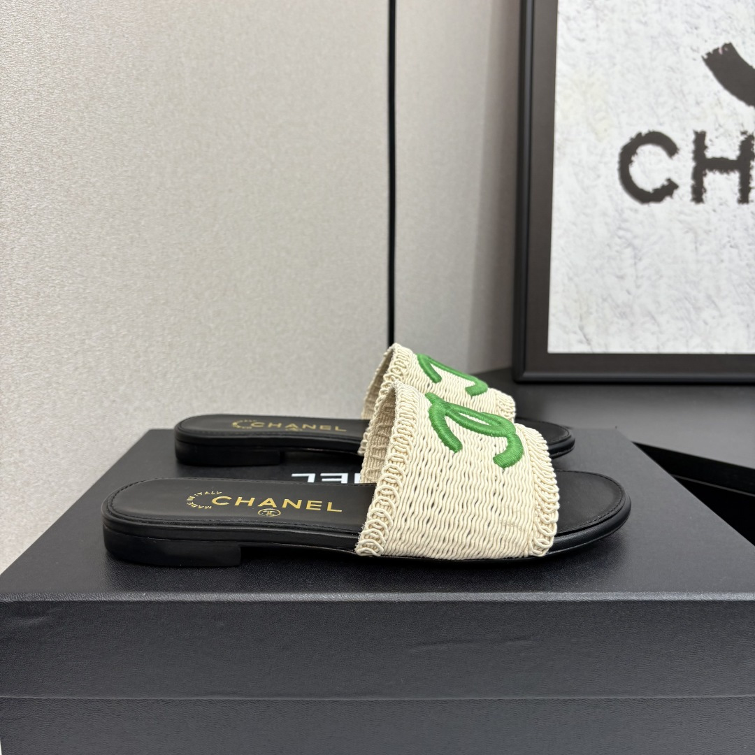 NO:262951,2025★★★★★★ Many celebrities are here to watch, a versatile series that domestic and foreign bloggers are popular with, a must-have for spring and summer wardrobe matching, the first choice for sandals. Upper woven silk embroidery Inner: Imported crystal sheepskin inner lining, original mold-open custom leather sole Shoe size: 35-39 (34, 40, 41, custom-made, no return or exchange) Delivery luxury latest counter synchronous packaging, slippers, sandals, slippers, sheepskin, silk fabric198609092025★★★★★ 众多明星网红上脚,国内外博主刷爆的一个百搭系列,春夏衣橱搭配必备 凉鞋首选. 鞋面编织绸缎刺绣  内里: 进口水晶羊皮内里 大底原版开模定制真皮底 鞋码: 35-39（34、40、41、定做不退换） 配送豪华最新专柜同步包装,拖鞋,sandals,slippers,sheepskin,silk fabric,Women's Shoes