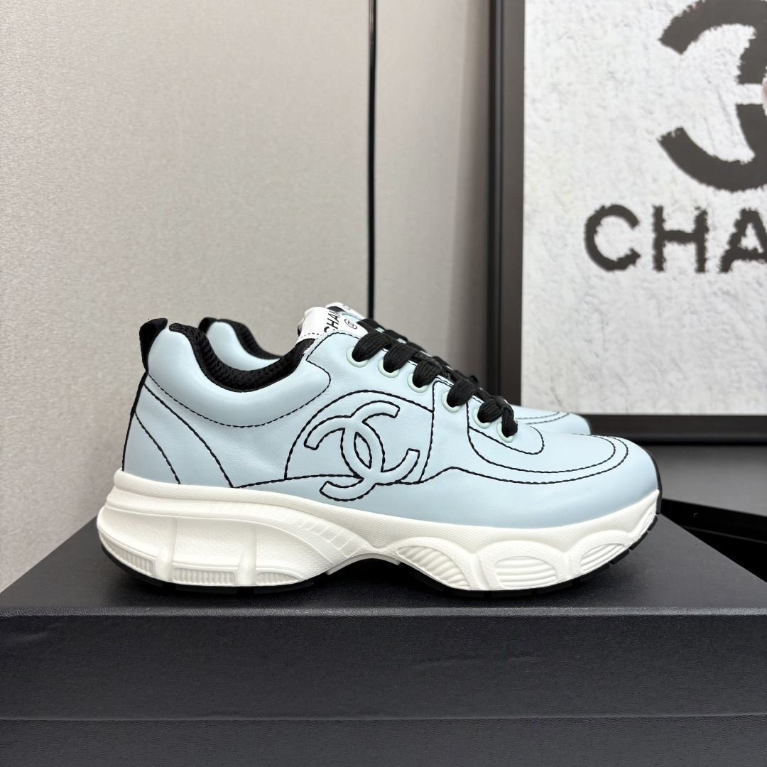 NO:227637,Chanel Chanel Daddy Shoes - 2025 counter top casual sneakers This classic design; the upper has a variety of craftsmanship and electric embroidery styles; the sole is fashionable and sporty; it is an extraordinary and has incorporated a variety of color matching elements... The diversified mix and match is very beautiful and versatile, casual, fashionable, sports, and outdoors can be taken into account... Go material The upper is made of original imported silk cowhide, the inner is made of original sheepli   net, outsole based on original TPU combination sole, the counter is boutique packaging full set of women 35–41 40 41 Customized White with men's size 39-46 45 46 Customized 20, casual shoes/sports shoes, chanel, chanel, sneakers, cowhide19860909Chanel香奈儿老爹鞋-2025专柜顶级休闲款运动鞋 这款经典设计；鞋面多种工艺电绣的风格；大底却时尚运动；不平凡的拥入了多种配色元素…… 多元化混搭非常好看百搭,休闲,时尚,运动,户外都能兼顾…… Go 材料 鞋面采用 原版进口头层丝绸牛皮 内里采用 原版羊里 网 大底根据 原版TPU组合大底 专柜精品包装全套女35–41 40 41定做 白色有男码39-46 45 46定做20,休闲鞋/运动鞋,chanel,chanel,sneakers,cowhide,Women's Shoes