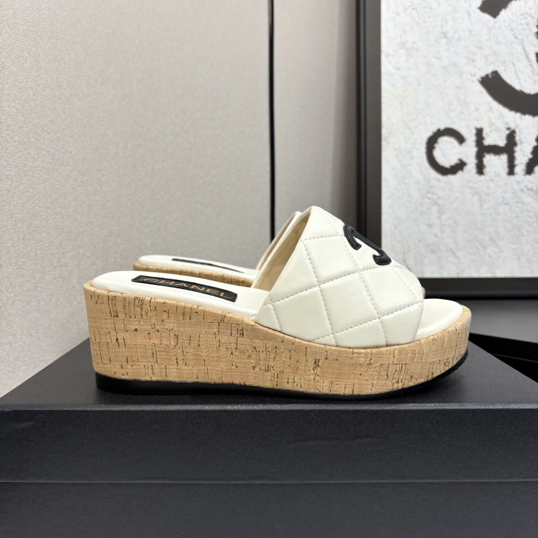 NO:262954,2025★★★★★★ Many celebrities are here to watch, a versatile series that domestic and foreign bloggers are popular. A must-have for spring and summer wardrobe matching. Sandals are the first choice. Upper imported super soft sheepskin inner lining: imported crystal sheepskin inner lining, original mold-open custom rubber sole Shoe size: 35-39 (40, 41, customized without return) Delivery of luxury latest counter synchronous packaging, slippers, sandals, slippers, sheepskin198609092025★★★★★ 众多明星网红上脚,国内外博主刷爆的一个百搭系列,春夏衣橱搭配必备 凉鞋首选. 鞋面进口超柔羊皮  内里: 进口水晶羊皮内里 大底原版开模定制橡胶底 鞋码: 35-39（40、41、定做不退换） 配送豪华最新专柜同步包装,拖鞋,sandals,slippers,sheepskin,Women's Shoes