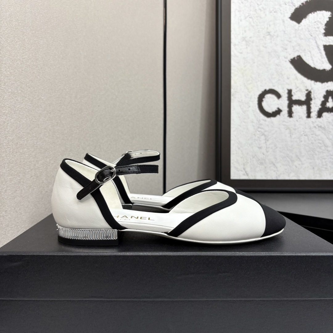 NO:262948,* 24P early autumn sandals are the most popular sandals. The counter is snatched up. Photos are popular on major social platforms. This episode of the catwalk is definitely too handsome and is definitely the hottest style of this season. The counter fairies are really too aware of the goods. They don’t get stuck or scratch their feet. The texture is very soft and comfortable. Classic black and white combination, super versatile. 1 fabric: counter original sheepskin 2 inner lining: environmentally friendly mixed sheepskin 3 soles: genuine leather 5 size 35-40 (40 41 custom made, sandals, sandals, slippers, sheepskin19860909* 24P早秋最爆凉拖鞋 专柜简直疯抢了,各大社交平台热门晒图,这期的走秀款绝对太帅了,绝对是这一季最热门的款式,专柜仙女们真的太识货了,不卡脚也不会磨脚,质感上脚是非常柔软舒服的.经典的黑白配,超级百搭. 1面料:专柜原版羊皮 2内里:环保混种羊皮 3大底:真皮 5码数35-40（40 41定做,凉鞋,sandals,slippers,sheepskin,Women's Shoes