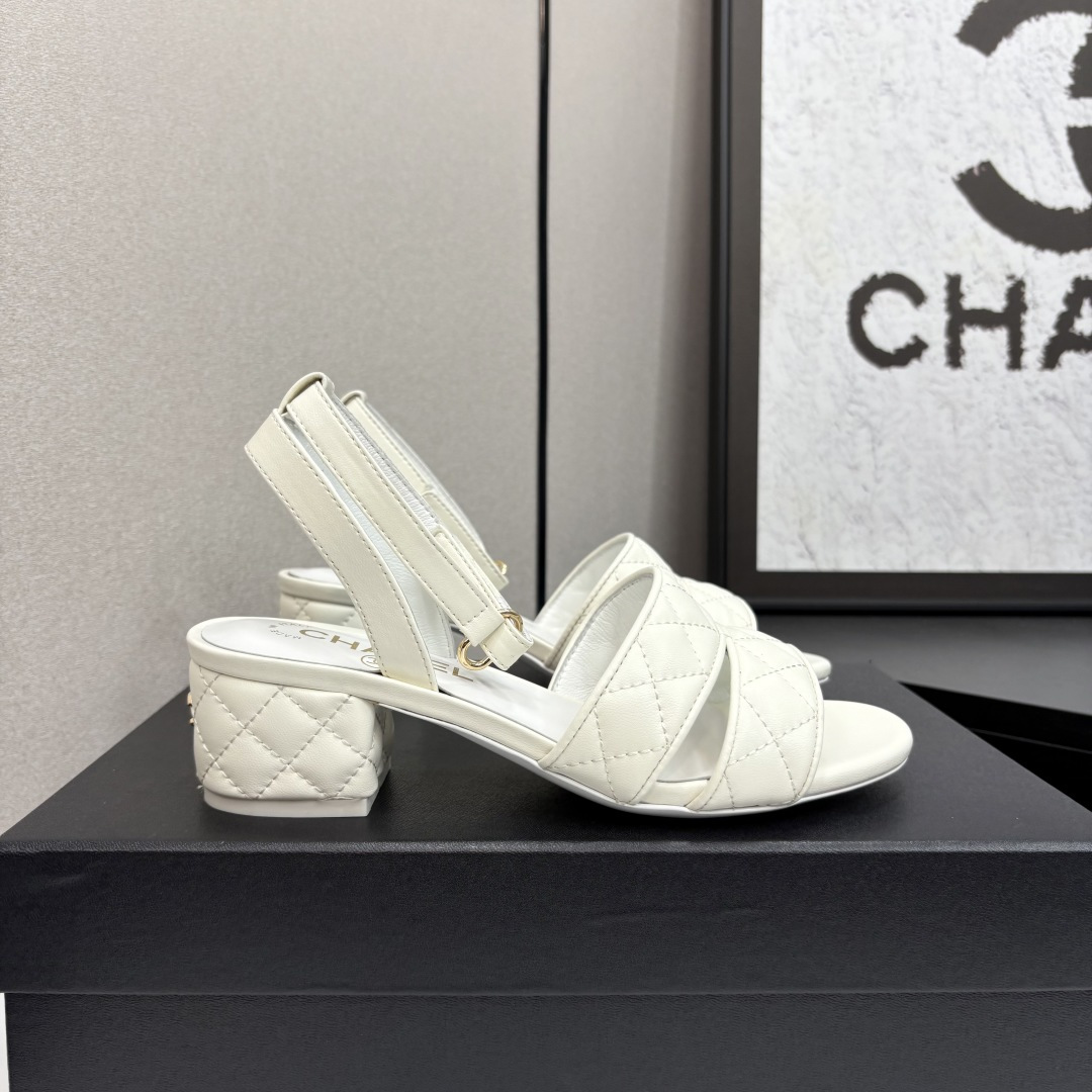 NO:256854,★★★★★★ Many celebrities are popular with a versatile series that domestic and foreign bloggers are a must-have for spring and summer wardrobe matching. Sandals are the first choice. Upper imported sheepskin inner lining: imported crystal sheepskin lining, original mold-open custom leather sole Shoe size: 35-39 (34, 40, 41, customized without return) Delivery latest luxury counter synchronous packaging Slippers sandals, slippers sandals, sandals, slippers, sheepskin19860909★★★★★ 众多明星网红上脚,国内外博主刷爆的一个百搭系列,春夏衣橱搭配必备 凉鞋首选. 鞋面进口羊皮  内里: 进口水晶羊皮内里 大底原版开模定制真皮底 鞋码: 35-39（34、40、41、定做不退换） 配送豪华最新专柜同步包装 拖鞋凉鞋,拖鞋凉鞋,sandals,slippers,sheepskin,Women's Shoes