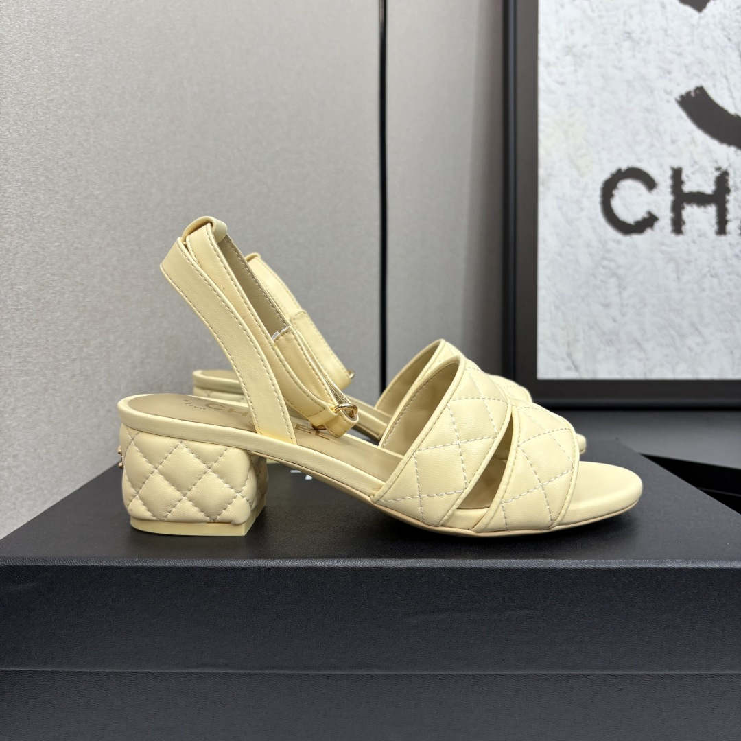 NO:231159,★★★★★★ Many celebrities are popular with a versatile series that domestic and foreign bloggers are a must-have for spring and summer wardrobe matching. Sandals are the first choice. Upper imported sheepskin inner lining: imported crystal sheepskin lining, original mold-open custom leather sole Shoe size: 35-39 (34, 40, 41, customized without return) Delivery latest luxury counter synchronous packaging Slippers sandals, sandals, sandals, slippers, sheepskin19860909★★★★★ 众多明星网红上脚,国内外博主刷爆的一个百搭系列,春夏衣橱搭配必备 凉鞋首选. 鞋面进口羊皮 内里: 进口水晶羊皮内里 大底原版开模定制真皮底 鞋码: 35-39（34、40、41、定做不退换） 配送豪华最新专柜同步包装 拖鞋凉鞋,凉鞋,sandals,slippers,sheepskin,Women's Shoes