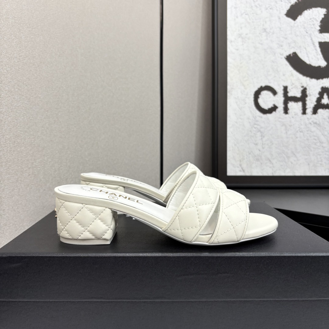 NO:231438,★★★★★★ Many celebrities are popular with a versatile series that domestic and foreign bloggers are popular. A must-have for spring and summer wardrobe matching. Sandals are the first choice. Upper imported sheepskin inner lining: imported crystal sheepskin lining, original mold-open custom leather sole Shoe size: 35-39 (34, 40, 41, customized without return) Delivery latest luxury counter synchronous packaging Slippers Sandals, slippers, sandals, slippers, sheepskin19860909★★★★★ 众多明星网红上脚,国内外博主刷爆的一个百搭系列,春夏衣橱搭配必备 凉鞋首选. 鞋面进口羊皮  内里: 进口水晶羊皮内里 大底原版开模定制真皮底 鞋码: 35-39（34、40、41、定做不退换） 配送豪华最新专柜同步包装 拖鞋 凉鞋,拖鞋,sandals,slippers,sheepskin,Women's Shoes