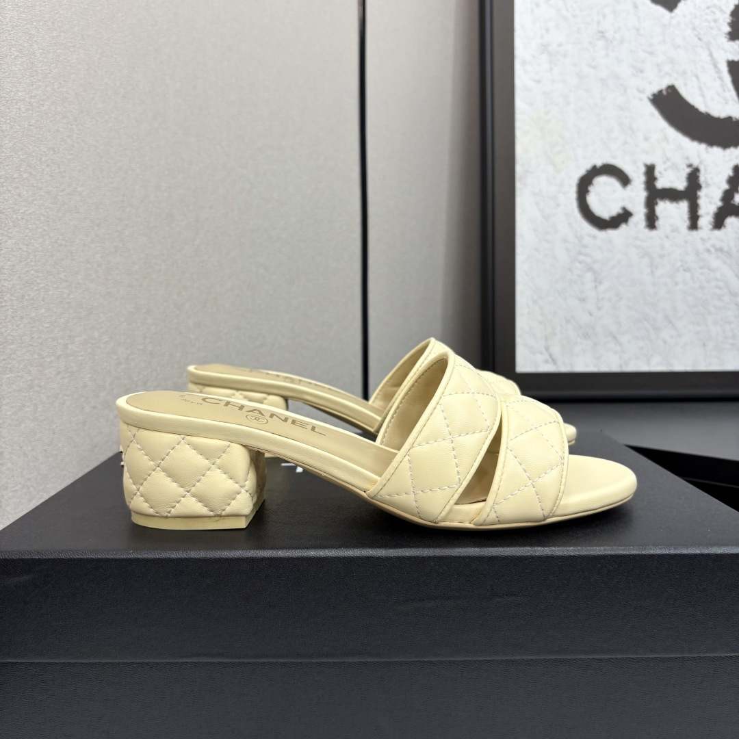 NO:231140,★★★★★★ Many celebrities are popular with a versatile series that domestic and foreign bloggers are popular. A must-have for spring and summer wardrobe matching. Sandals are the first choice. Upper imported sheepskin inner lining: imported crystal sheepskin lining, original mold-open custom leather sole Shoe size: 35-39 (34, 40, 41, customized without return) Delivery latest luxury counter synchronous packaging Slippers sandals, slippers, sandals, slippers, sheepskin19860909★★★★★ 众多明星网红上脚,国内外博主刷爆的一个百搭系列,春夏衣橱搭配必备 凉鞋首选. 鞋面进口羊皮 内里: 进口水晶羊皮内里 大底原版开模定制真皮底 鞋码: 35-39（34、40、41、定做不退换） 配送豪华最新专柜同步包装 拖鞋凉鞋,拖鞋,sandals,slippers,sheepskin,Women's Shoes