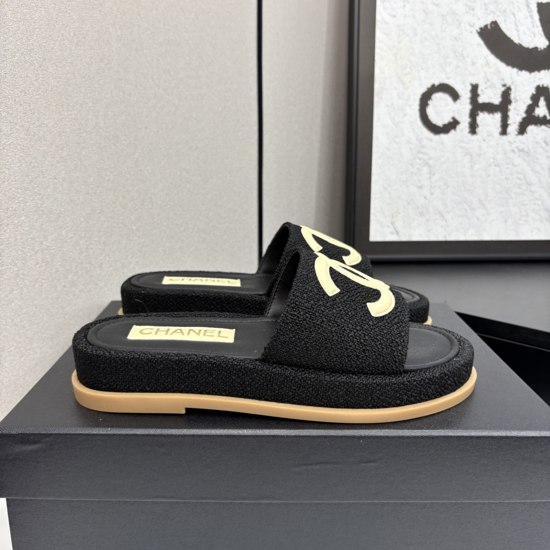 NO:262967,* 25 The most popular sandals in early autumn. The counter is snatched up. Photos from major social platforms are popular. This episode of the catwalk is definitely too handsome. It is definitely the hottest style of this season. The counter fairies are really too aware of the goods. They don’t get stuck or scratch their feet. The texture is very soft and comfortable. Classic black and white combination, super versatile. 1 Fabric: The counter original woven material 2 Inner: Environmentally friendly mixed-bred sheepskin 3 Soles: Rubber 5 size 35-40 (40 41 custom made), slippers, slippers, sheepskin19860909* 25早秋最爆凉拖鞋 专柜简直疯抢了,各大社交平台热门晒图,这期的走秀款绝对太帅了,绝对是这一季最热门的款式,专柜仙女们真的太识货了,不卡脚也不会磨脚,质感上脚是非常柔软舒服的.经典的黑白配,超级百搭. 1面料:专柜原版编织材料 2内里:环保混种羊皮 3大底:橡胶 5码数35-40（40 41定做）,拖鞋,slippers,sheepskin,Women's Shoes