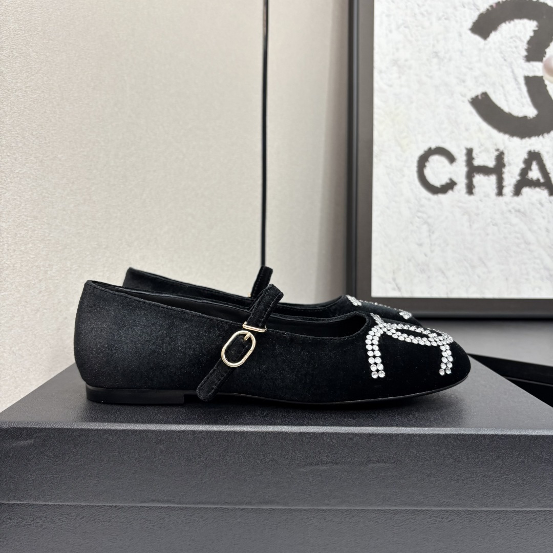 NO:262953,* 25 early spring is the most popular counter, and the pictures are posted on major social platforms. This episode of the show is definitely too handsome, and it is definitely the hottest style of this season. The counter fairies are really too sensible. They don’t get stuck or scratch their feet. The texture is very soft and comfortable. Super versatile. 1 Fabric: velvet 2 Inner: Environmentally friendly imported sheepskin 3 soles: genuine leather soles 4 sizes 35-40 (34 40 41 Customized, ballet shoes, sheepskin, Leather soles19860909* 25早春最 专柜简直疯抢了,各大社交平台热门晒图,这期的走秀款绝对太帅了,绝对是这一季最热门的款式,专柜仙女们真的太识货了,不卡脚也不会磨脚,质感上脚是非常柔软舒服的.超级百搭. 1面料:天鹅绒 2内里:环保进口羊皮 3大底:真皮大底 4码数35-40（34 40 41定做,芭蕾舞鞋,sheepskin,Leather soles,Women's Shoes