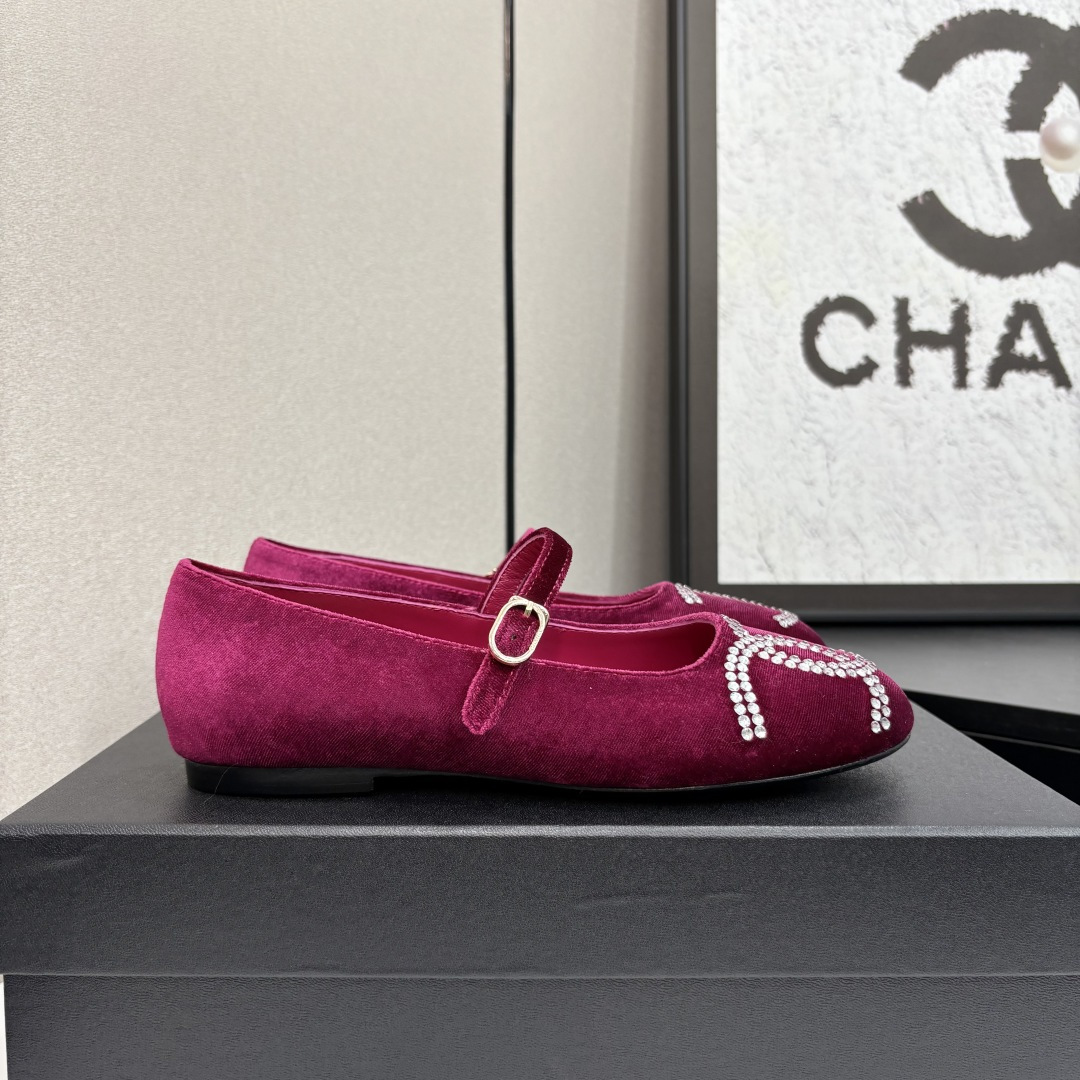 NO:262956,* 25 early spring is the most popular counter, and the pictures are posted on major social platforms. This episode of the show is definitely too handsome, and it is definitely the hottest style of this season. The counter fairies are really too sensible. They don’t get stuck or scratch their feet. The texture is very soft and comfortable. Super versatile. 1 Fabric: velvet 2 Living: Environmentally friendly imported sheepskin 3 Soles: genuine leather soles 4 sizes 35-40 (34 40 41 custom made), ballet shoes, sheepskin, Leather soles19860909* 25早春最 专柜简直疯抢了,各大社交平台热门晒图,这期的走秀款绝对太帅了,绝对是这一季最热门的款式,专柜仙女们真的太识货了,不卡脚也不会磨脚,质感上脚是非常柔软舒服的.超级百搭. 1面料:天鹅绒 2内里:环保进口羊皮 3大底:真皮大底 4码数35-40（34 40 41定做）,芭蕾舞鞋,sheepskin,Leather soles,Women's Shoes