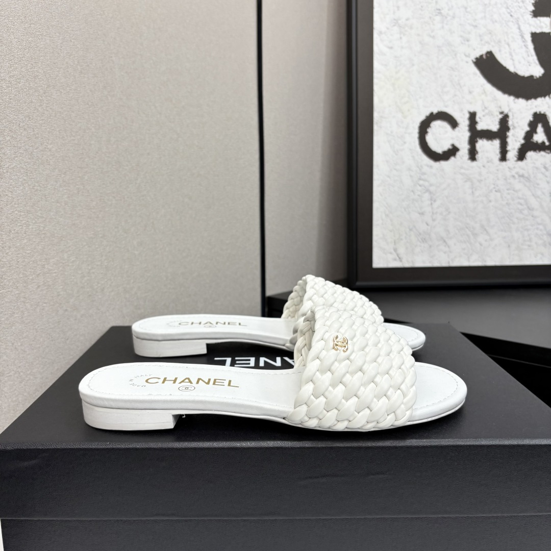 NO:231441,* 25 The most popular sandals in early autumn. The counter is snatched up. Photos from major social platforms are popular. This episode of the show is definitely too handsome, and it is definitely the hottest style of this season. The counter fairies are really too aware of the goods. They don’t get stuck or scratch their feet. The texture is very soft and comfortable. Classic black and white combination, super versatile. 1 Fabric: Original woven material of the counter 2 Inner: Environmentally friendly mixed-bred sheepskin 3 Soles: genuine leather soles 5 sizes 35-40 (40 41 custom made) 6, slippers, slippers, sheepskin19860909* 25早秋最爆凉拖鞋 专柜简直疯抢了,各大社交平台热门晒图,这期的走秀款绝对太帅了,绝对是这一季最热门的款式,专柜仙女们真的太识货了,不卡脚也不会磨脚,质感上脚是非常柔软舒服的.经典的黑白配,超级百搭. 1面料:专柜原版编织材料 2内里:环保混种羊皮 3大底:真皮底 5码数35-40（40 41定做） 6,拖鞋,slippers,sheepskin,Women's Shoes