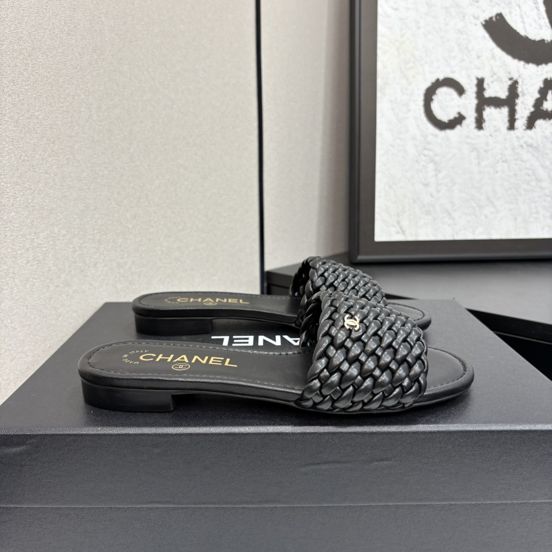 NO:231150,* 25 The most popular sandals in early autumn. The counter is snatched up. Photos from major social platforms are popular. This episode of the show is definitely too handsome. It is definitely the hottest style of this season. The counter fairies are really too aware of the goods. They don’t get stuck or scratch their feet. The texture is very soft and comfortable. Classic black and white combination, super versatile. 1 Fabric: The counter original woven material 2 Inner: Environmentally friendly mixed-bred sheepskin 3 Soles: genuine leather soles 5 sizes 35-40 (40 41 custom made), slippers, slippers, sheepskin19860909* 25早秋最爆凉拖鞋 专柜简直疯抢了,各大社交平台热门晒图,这期的走秀款绝对太帅了,绝对是这一季最热门的款式,专柜仙女们真的太识货了,不卡脚也不会磨脚,质感上脚是非常柔软舒服的.经典的黑白配,超级百搭. 1面料:专柜原版编织材料 2内里:环保混种羊皮 3大底:真皮底 5码数35-40（40 41定做）,拖鞋,slippers,sheepskin,Women's Shoes