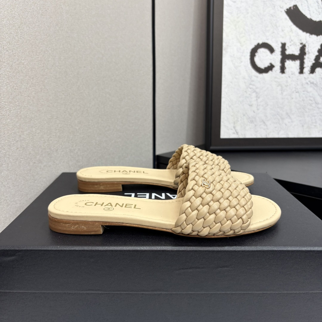 NO:260361,* 25 The most popular sandals in early autumn. The counter is snatched up. Photos from major social platforms are popular. This episode of the show is definitely too handsome. It is definitely the hottest style of this season. The counter fairies are really too aware of the goods. They don’t get stuck or scratch their feet. The texture is very soft and comfortable. Classic black and white combination, super versatile. 1 Fabric: The counter original woven material 2 Inner: Environmentally friendly mixed-bred sheepskin 3 Soles: genuine leather soles 5 sizes 35-40 (40 41 custom made), slippers, slippers, sheepskin19860909* 25早秋最爆凉拖鞋 专柜简直疯抢了,各大社交平台热门晒图,这期的走秀款绝对太帅了,绝对是这一季最热门的款式,专柜仙女们真的太识货了,不卡脚也不会磨脚,质感上脚是非常柔软舒服的.经典的黑白配,超级百搭. 1面料:专柜原版编织材料 2内里:环保混种羊皮 3大底:真皮底 5码数35-40（40 41定做）,拖鞋,slippers,sheepskin,Women's Shoes