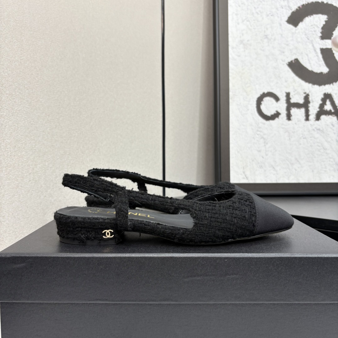NO:262944,chan*l classic slingback small fragrant sandals!  Single shoes!  Just like what Ms. Coco Chanel said is that the popularity is fleeting, but the style lasts forever!  This pair of empty shoes is the classic among Xiangjia classics!  The two-color combination is simple and exquisite. The universal evergreen style in the counter is always out of date!  The counter is original leather material, imported sheepskin lining, and imported cowhide leather soles from Italy!  Heel height 1cm 6cm 10cm Top quality, Size35-40 (34 40 41 42 43 customized), sandals, chanel, chanel, chanel, sandals, cowhide, sheepskin19860909chan*l经典slingback小香凉鞋！单鞋！ 就像coco香奈儿女士说的流行稍纵即逝,但风格永存！这双后空鞋就是香家经典中的经典！双色搭配,简约精致,专柜里的万能长青款,永远不过时单品！ 专柜原版皮料,进口羊皮内里,意大利进口牛皮革鞋底！ 跟高1cm 6cm 10cm 顶级品质,Size35-40（34 40 41 42 43定做）,凉鞋,chanel,chanel,chanel,sandals,cowhide,sheepskin,Women's Shoes