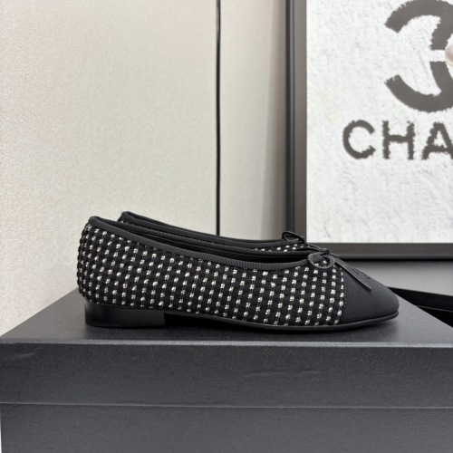 Elegant Chanel Slingback Ballerina Flats - Classic Two-Tone Design, Size 35-40 1 Elegant Chanel Slingback Ballerina Flats - Classic Two-Tone Design, Size 35-40