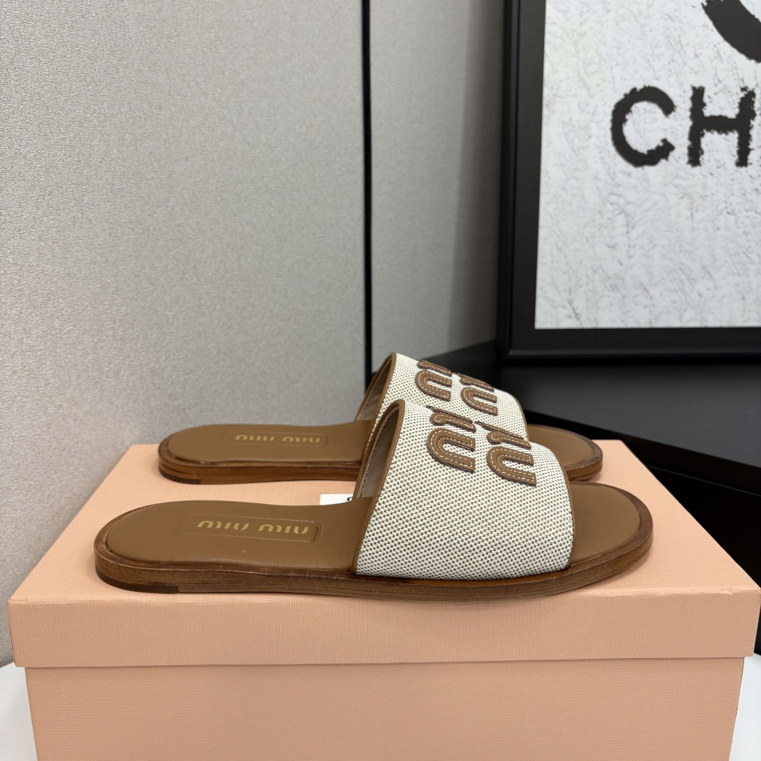 NO:262940,Original snowflake dot fabric will make you cool for the summer~Sandals Miu Miu, major shopping agents around the world are on the market. The 2025 catwalk is exposed and the very staying Maillard color flat shoes [Please note that the letters made in my home are as three-dimensional as the original version, unlike other people's flat drops] Material original customized snowflake dot fabric inner sheepskin sole genuine leather sole size Women's 35-41, slippers, miumiu, sandals, flats, slippers, sheepskin, Leather soles19860909原版雪花点面料让你凉爽一夏～凉鞋Miu Miu 缪缪 ,全球各大代购官网火爆上市. 2025走秀场曝光 、非常留行的美拉德配色平底鞋【请注意我家做的字母像原版一样立体感很强 ,不像别家的扁扁滴】 材质原版定制雪花点面料 内里羊皮 鞋底真皮大底 size 女35-41,拖鞋,miumiu,sandals,flats,slippers,sheepskin,Leather soles,Women's Shoes