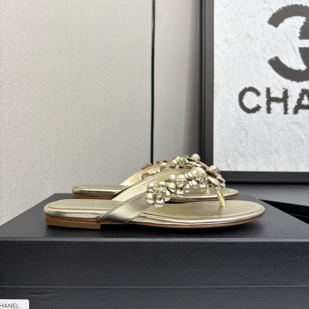 NO:262941,* 25P early autumn sandals are the most popular sandals. The counter is snatched up. The photos are popular on major social platforms. This episode's catwalk is definitely too handsome and is definitely the hottest style of this season. The counter fairies are really too aware of the goods. They don't get stuck or scratch their feet. The texture is very soft and comfortable. Classic black and white combination, super versatile. 1 fabric: counter original sheepskin 2 inner lining: environmentally friendly mixed sheepskin 3 soles: genuine leather 5 size 35-40 (40 41 custom made, split-toe shoes, slippers, sheepskin19860909* 25P早秋最爆凉拖鞋 专柜简直疯抢了,各大社交平台热门晒图,这期的走秀款绝对太帅了,绝对是这一季最热门的款式,专柜仙女们真的太识货了,不卡脚也不会磨脚,质感上脚是非常柔软舒服的.经典的黑白配,超级百搭. 1面料:专柜原版羊皮 2内里:环保混种羊皮 3大底:真皮 5码数35-40（40 41定做,分趾鞋,slippers,sheepskin,Women's Shoes