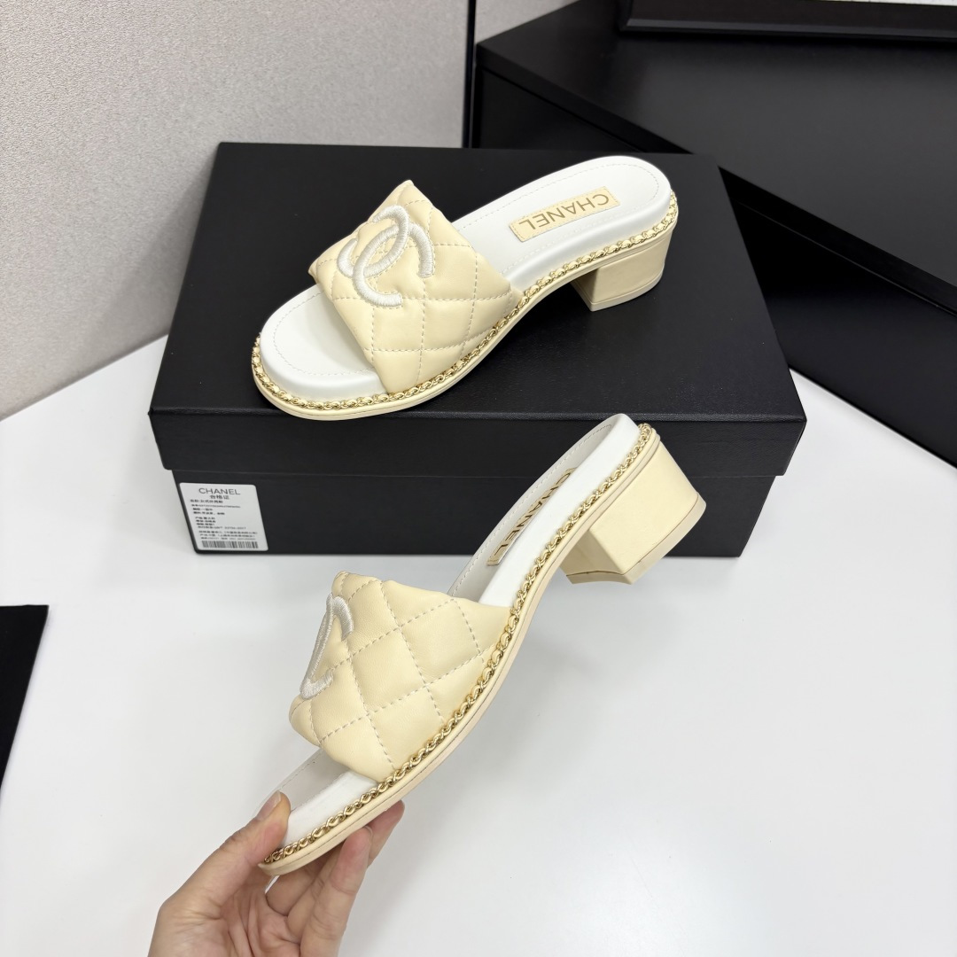 NO:252894,2025★★★★★★ Many celebrities are here to watch, a versatile series that domestic and foreign bloggers are popular. A must-have for spring and summer wardrobe matching. Sandals are the first choice. Upper imported super soft sheepskin inner lining: imported crystal sheepskin lining, original genuine leather sole Shoe size: 35-39 (40, 41, customized, non-return and exchange) Delivery luxury latest counter synchronous packaging, slippers, sandals, slippers, sheepskin198609092025★★★★★ 众多明星网红上脚,国内外博主刷爆的一个百搭系列,春夏衣橱搭配必备 凉鞋首选. 鞋面进口超柔羊皮  内里: 进口水晶羊皮内里 大底原版真皮底 鞋码: 35-39（40、41、定做不退换） 配送豪华最新专柜同步包装,拖鞋,sandals,slippers,sheepskin,Women's Shoes