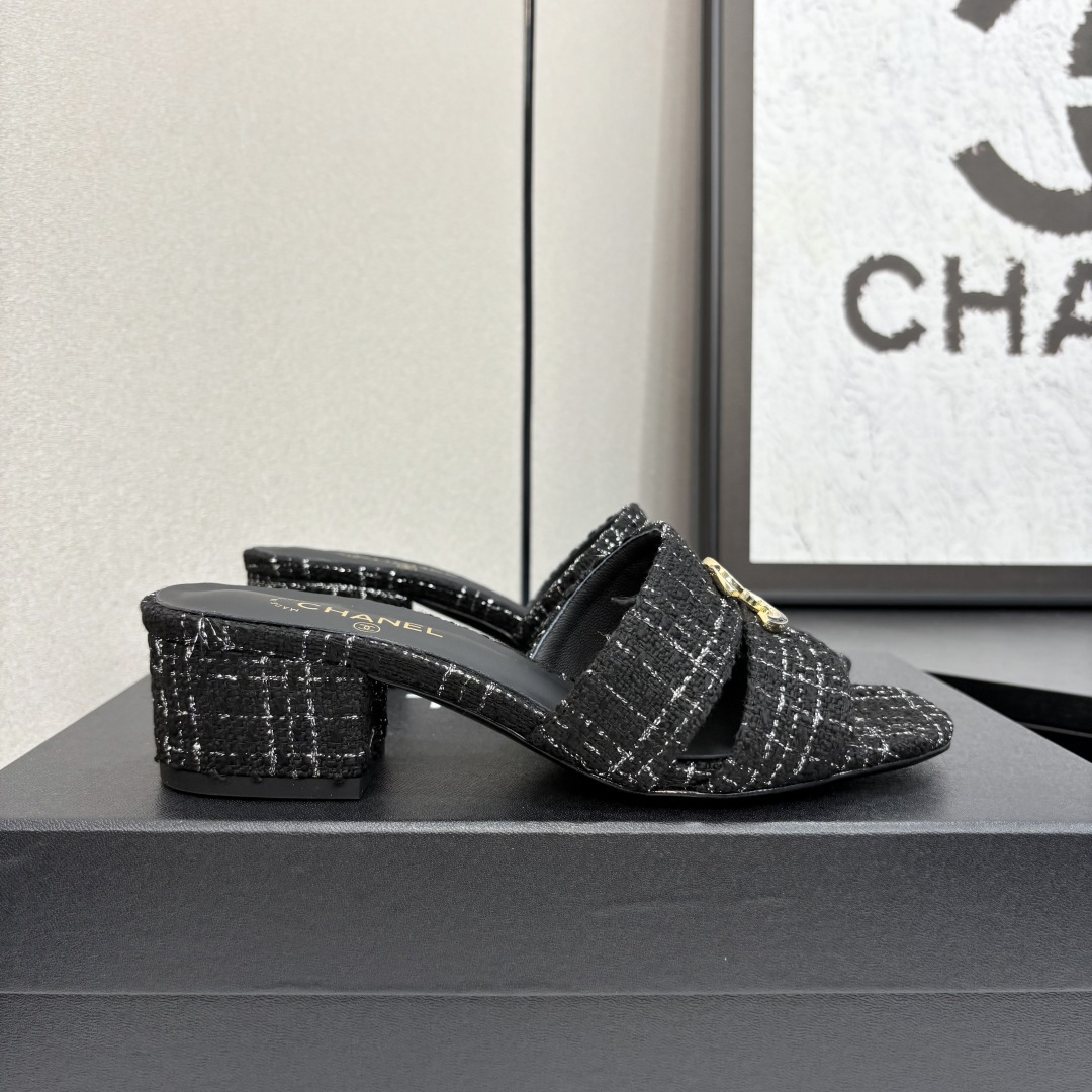 NO:262937,2025★★★★★★ Many celebrities are here to watch, a versatile series that domestic and foreign bloggers are popular. A must-have for spring and summer wardrobe matching. Sandals are the first choice. Upper imported silk lining: imported crystal sheepskin lining, original mold-open custom leather sole Shoe size: 35-39 (34, 40, 41, customized without return) Delivery luxury latest counter synchronous packaging, high heels, high heels, slippers, sheepskin, silk fabric198609092025★★★★★ 众多明星网红上脚,国内外博主刷爆的一个百搭系列,春夏衣橱搭配必备 凉鞋首选. 鞋面进口绸缎  内里: 进口水晶羊皮内里 大底原版开模定制真皮底 鞋码: 35-39（34、40、41、定做不退换） 配送豪华最新专柜同步包装,高跟鞋拖鞋,sandals,high heels,slippers,sheepskin,silk fabric,Women's Shoes