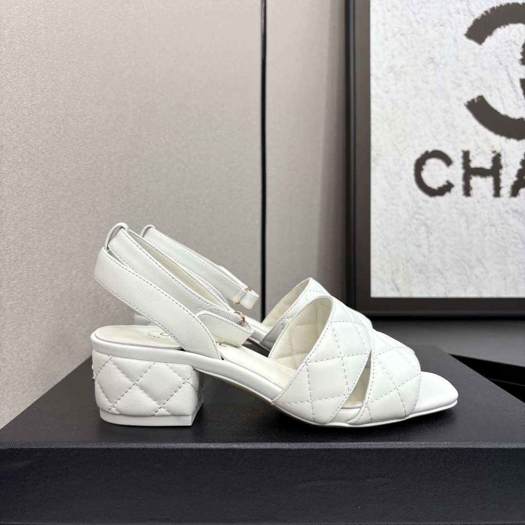 NO:260710,★★★★★★ Many celebrities are popular with a versatile series that domestic and foreign bloggers are a must-have for spring and summer wardrobe matching. Sandals are the first choice. Upper imported sheepskin inner lining: imported crystal sheepskin lining, original mold-open custom leather sole Shoe size: 35-39 (34, 40, 41, customized without return) Delivery latest luxury counter synchronous packaging Slippers sandals, sandals, sandals, slippers, sheepskin19860909★★★★★ 众多明星网红上脚,国内外博主刷爆的一个百搭系列,春夏衣橱搭配必备 凉鞋首选. 鞋面进口羊皮  内里: 进口水晶羊皮内里 大底原版开模定制真皮底 鞋码: 35-39（34、40、41、定做不退换） 配送豪华最新专柜同步包装 拖鞋凉鞋,凉鞋,sandals,slippers,sheepskin,Women's Shoes