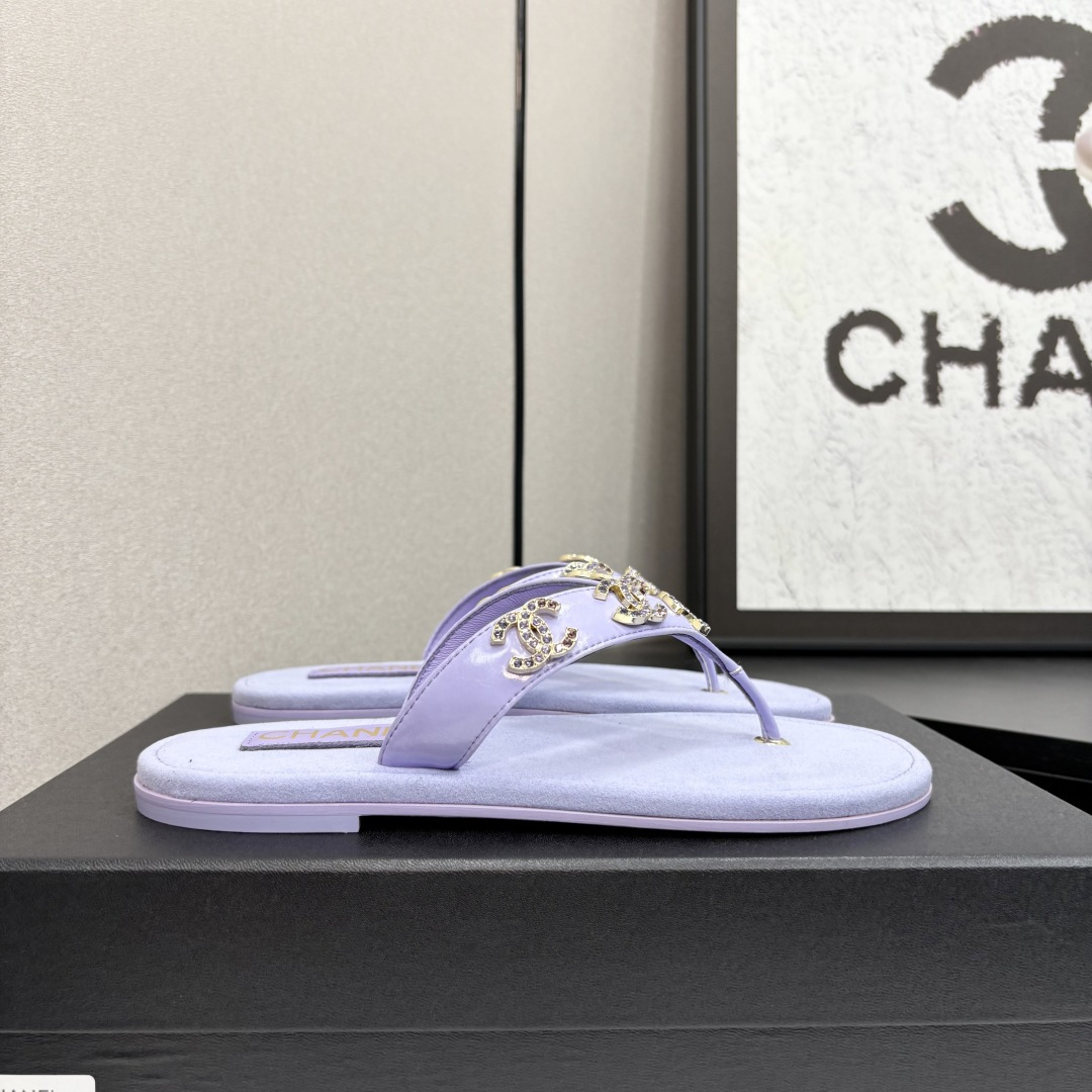 NO:227663,2025★★★★★★ Many celebrities are here to watch, a versatile series that domestic and foreign bloggers are popular. A must-have for spring and summer wardrobe matching. Sandals are the first choice. Upper imported sheepskin inner lining: imported crystal sheepskin inner lining, large sole original mold custom leather sole Shoe size: 35-39 (34, 40, 41, customized without return) Delivery luxury latest counter synchronous packaging, split-toe shoes, sandals, sheepskin198609092025★★★★★ 众多明星网红上脚,国内外博主刷爆的一个百搭系列,春夏衣橱搭配必备 凉鞋首选. 鞋面进口羊皮  内里: 进口水晶羊皮内里 大底原版开模定制真皮底 鞋码: 35-39（34、40、41、定做不退换） 配送豪华最新专柜同步包装,分趾鞋,sandals,sheepskin,Women's Shoes