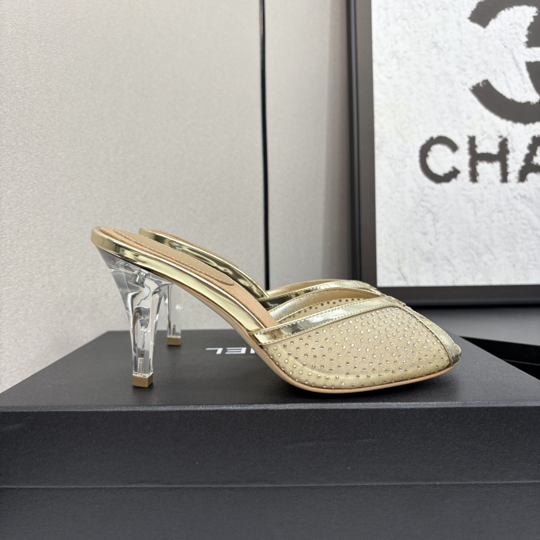 NO:227677,Chanel 24S catwalk embroidered mesh slippers are simple yet sweet and playful!  Upper mesh fabric, embroidery, strong sense of high-end solid color fabric is refreshing and easy to match, inner sheepskin, genuine leather soles Size:35-39 34.40.41 Custom made, diamonds, slippers, chanel, slippers, sheepskin, Leather soles19860909Chanel 24S走秀款刺绣网纱面拖鞋 简约又不失甜美俏皮！ 鞋面网纱面料,刺绣高级感强 纯色面料清爽易搭 内里羊皮 真皮大底 Size:35-39 34.40.41定做 烫钻,拖鞋,chanel,slippers,sheepskin,Leather soles,Women's Shoes