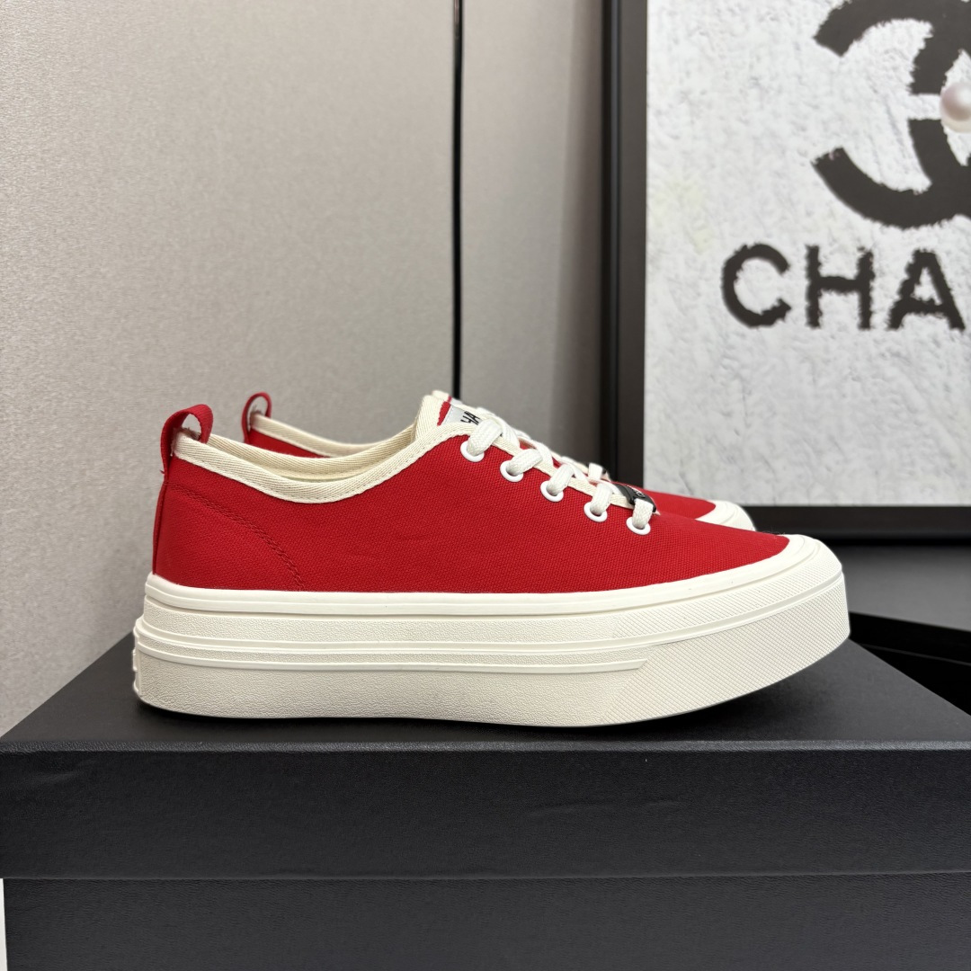 NO:239807,Chanel* Xiaoxiang 2025ss latest casual shoes, currently super popular cookie shoes. Internet celebrity star Xiaohongshu is chasing and promoting. The silly cute and cute look is released with a bit of retro flavor!  Special shape, very recognizable, slimming and long legs, absolutely powerful, comfortable to wear, high appearance, comfortable, ** I must recommend it to everyone, the main feature of this year's series, minimalist style, original custom canvas, foot pads, water-dyed cowhide, comfortable feet, large sole open mold high elastic rubber sponge cake, size 35-39 (40 sizes customized without return), casual shoes/sports shoes, chanel, sneakers, cowhide19860909Chanel* 小香2025ss最新休闲鞋,目前超级流行的饼干鞋 网红明星小红书狂追热推 发售蠢萌可爱的造型带了点复古味！ 造型特殊,很有辨识度, 显瘦显腿长,绝对实力派,穿上也很舒服,高颜值 舒适,** 一定要推荐给大家,今年系列的主打, 极简的风格 面料原版订制帆布 垫脚水染牛皮,脚感舒适 大底开模高弹橡胶松糕大底 码数35-39 (40码订做不退换),休闲鞋/运动鞋,chanel,sneakers,cowhide,Women's Shoes