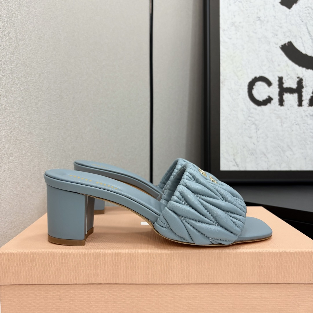 NO:227656,MiuMiu Spring and Summer Slippers, 25-show styles are the most popular item. The simple upper, golden miumiu looks particularly beautiful and fashionable. Fashion is a cycle. The design is retro, practical and durable. It is a must-have item for miu elf spring and summer outfits!  A true beauty, imported soft leather upper, original custom leather sole size35-39 (40 41 custom, non-return, exchange), slippers, miumiu, slippers19860909MiuMiu缪缪春夏秀款拖鞋 25秀款出镜率最高单品 简约鞋面金色miumiu显得格外的好看时髦 时尚就是个轮回 设计复古实用耐穿, miu精灵春夏穿搭必备单品！妥妥的美丽小仙女 鞋面进口柔软皮革 鞋底原版定制真皮底 size35-39（40 41 定制不退换）,拖鞋,miumiu,slippers,Women's Shoes