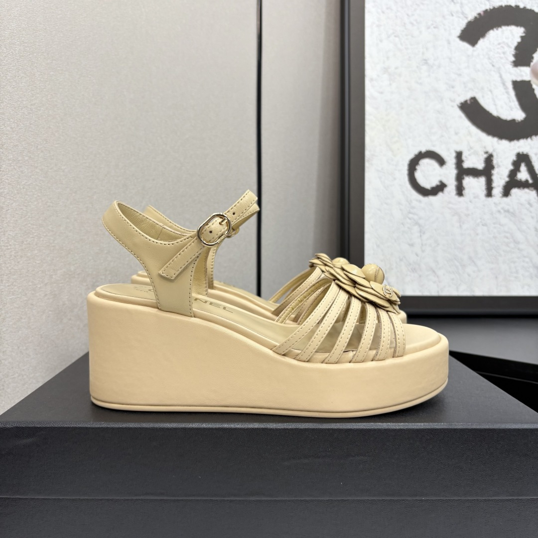 NO:227687,CHA Xiaoxiang 25P spring and summer new camellia cold mops. This season's camellia series is really beautiful. Grandma Xiang's usual elegant and famous temperament is full of high-end feeling!  It’s very nice to wear barefoot or paired with skirts or trousers, it’s very versatile!  Invincible beauty!  Special fairy, full of girly feeling, the upper is imported lambskin, the inner foot pad is mixed-bred sheepskin, the slippers are genuine leather sole Size35-39 (customized by 34, 40/41), sandals, sandals, slippers, skirts, sheepskin19860909CHA小香25P春夏新品山茶花凉拖 这一季山茶花系列真的超美 香奶奶家一贯的优雅名媛气质 高级感十足！上脚非常nice～ 不管光脚穿或搭配裙装、裤装、 都非常百搭！无敌美！特别仙 少女感爆棚 鞋面采用进口小羊皮 内里垫脚是混种羊皮 拖鞋为真皮底 Size35-39（34,40/41定制）,凉鞋,sandals,slippers,skirts,sheepskin,Women's Shoes