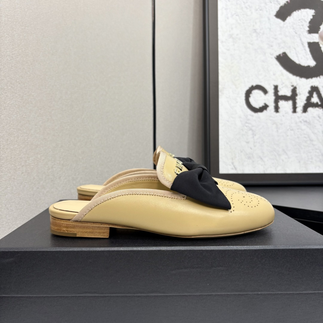 NO:227682,2025★★★★★★ Many celebrities are popular, a versatile series that domestic and foreign bloggers are popular. A must-have for spring and summer wardrobe matching. Sandals are the first choice. Upper imported sheepskin inner lining: imported crystal sheepskin inner lining, original mold-open custom leather sole Shoe size: 35-39 (34, 40, 41, customized without return) Delivery luxury latest counter synchronous packaging, semi-torch, sandals, sheepskin198609092025★★★★★ 众多明星网红上脚,国内外博主刷爆的一个百搭系列,春夏衣橱搭配必备 凉鞋首选. 鞋面进口羊皮  内里: 进口水晶羊皮内里 大底原版开模定制真皮底 鞋码: 35-39（34、40、41、定做不退换） 配送豪华最新专柜同步包装,半拖,sandals,sheepskin,Women's Shoes