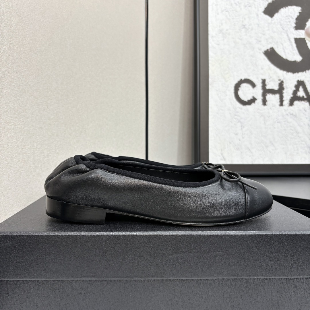 NO:227657,2025★★★★★★ Many celebrities are here to watch, a versatile series that domestic and foreign bloggers are popular, a must-have for spring and summer wardrobe matching. First choice. Upper imported sheepskin inner lining: imported sheepskin lining, original mold-open custom leather sole Shoe size: 35-39 (34, 40, 41, customized without return) Delivery luxury latest counter synchronous packaging, ballet shoes, sheepskin198609092025★★★★★ 众多明星网红上脚,国内外博主刷爆的一个百搭系列,春夏衣橱搭配必备 首选. 鞋面进口羊皮  内里: 进口羊皮内里 大底原版开模定制真皮底 鞋码: 35-39（34、40、41、定做不退换） 配送豪华最新专柜同步包装,芭蕾舞鞋,sheepskin,Women's Shoes