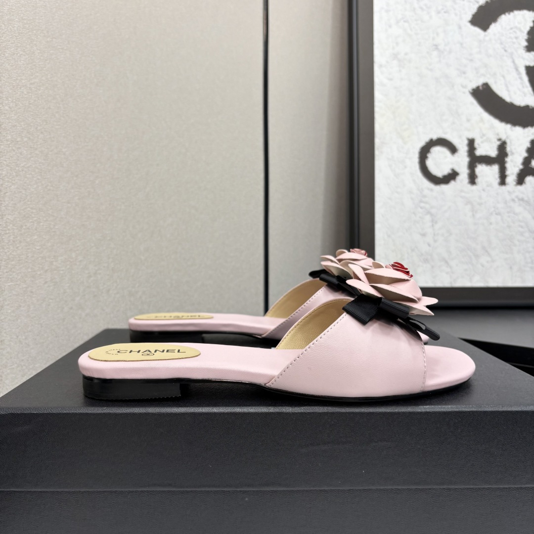 NO:227653,CHA Xiaoxiang 25P spring and summer new camellia cold mops. This season's camellia series is really beautiful. Grandma Xiang's usual elegant and famous temperament is full of high-end feeling!  It’s very nice to wear barefoot or paired with skirts or trousers, it’s very versatile!  Invincible beauty!  Special fairy, full of girly feeling, the upper is imported lambskin, the inner foot pad is mixed-bred sheepskin, the slippers are real leather sole Size35-39 (customized by 34, 40/41), slippers, slippers, slippers, skirts, sheepskin19860909CHA小香25P春夏新品山茶花凉拖 这一季山茶花系列真的超美 香奶奶家一贯的优雅名媛气质 高级感十足！上脚非常nice～ 不管光脚穿或搭配裙装、裤装、 都非常百搭！无敌美！特别仙 少女感爆棚 鞋面采用进口小羊皮 内里垫脚是混种羊皮 拖鞋为真皮底 Size35-39（34,40/41定制）,拖鞋,slippers,skirts,sheepskin,Women's Shoes