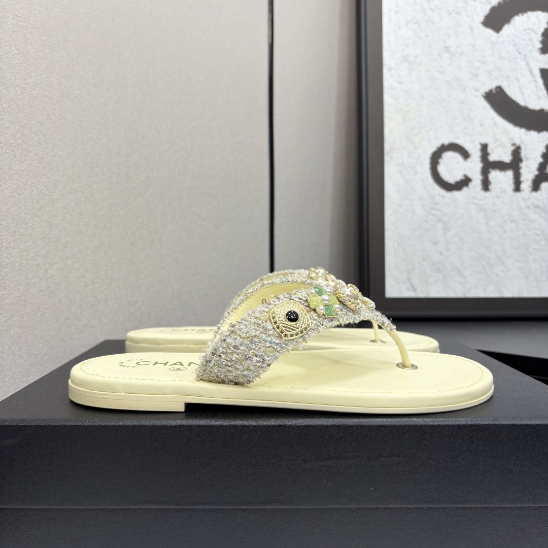 NO:227644,2025★★★★★★ Many celebrities are here to watch, a versatile series that domestic and foreign bloggers are popular with, a must-have for spring and summer wardrobe matching, the first choice for sandals. Upper imported sheepskin (silk) inner lining: imported crystal sheepskin inner lining, original mold-open custom leather sole Shoe size: 35-39 (34, 40, 41, customized without return) Delivery luxury latest counter synchronous packaging, split-toe shoes, sandals, sheepskin, silk fabric198609092025★★★★★ 众多明星网红上脚,国内外博主刷爆的一个百搭系列,春夏衣橱搭配必备 凉鞋首选. 鞋面进口羊皮（绸缎）  内里: 进口水晶羊皮内里 大底原版开模定制真皮底 鞋码: 35-39（34、40、41、定做不退换） 配送豪华最新专柜同步包装,分趾鞋,sandals,sheepskin,silk fabric,Women's Shoes