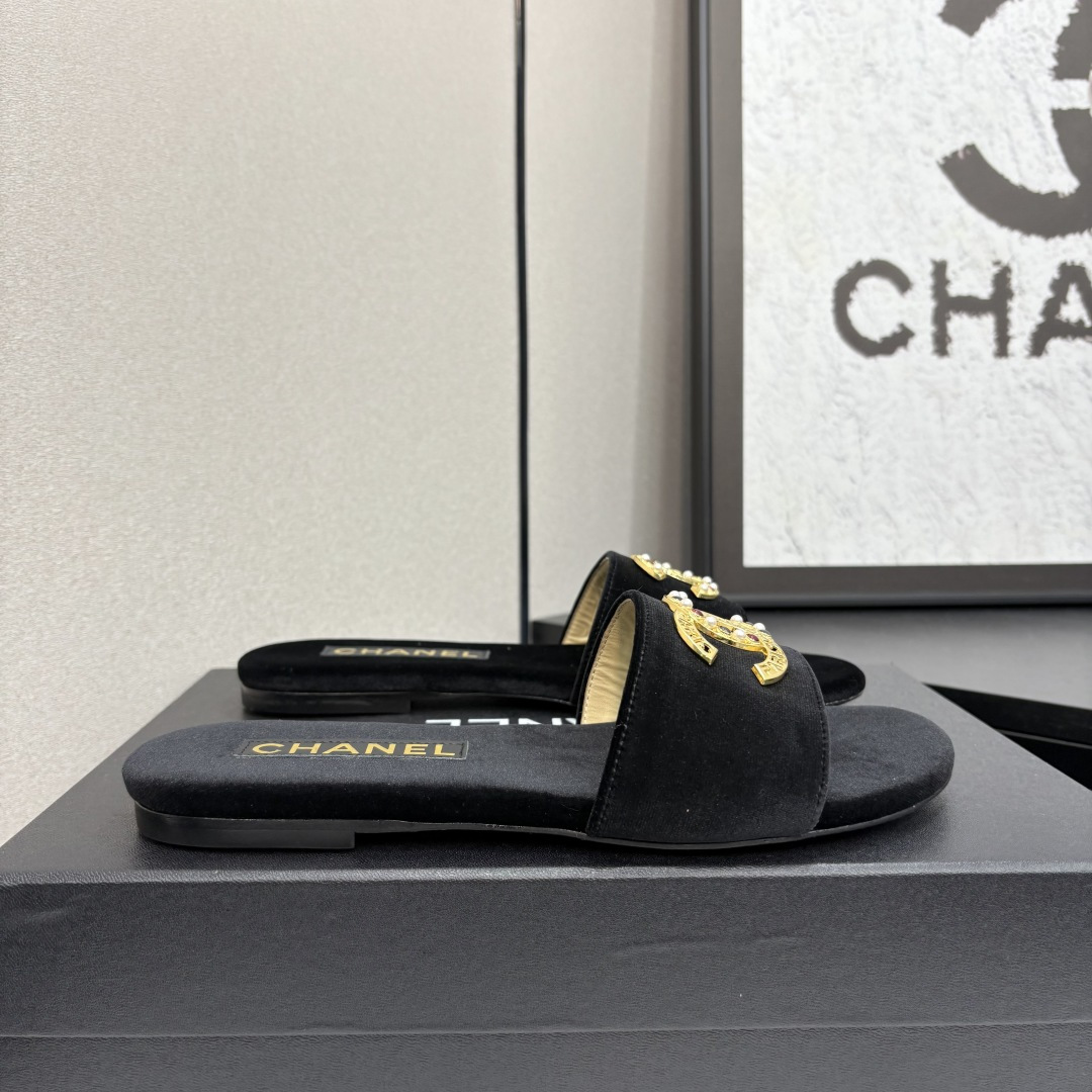 NO:227634,2025★★★★★★ Many celebrities are here to watch, a versatile series that domestic and foreign bloggers are popular. A must-have for spring and summer wardrobe matching. Sandals are the first choice. Upper imported velvet Inner: Imported crystal sheepskin inner lining, original mold-open custom leather sole Shoe size: 35-39 (34, 40, 41, customized without return) Delivery of luxury latest counter synchronous packaging, slippers, sandals, slippers, sheepskin198609092025★★★★★ 众多明星网红上脚,国内外博主刷爆的一个百搭系列,春夏衣橱搭配必备 凉鞋首选. 鞋面进口天鹅绒  内里: 进口水晶羊皮内里 大底原版开模定制真皮底 鞋码: 35-39（34、40、41、定做不退换） 配送豪华最新专柜同步包装,拖鞋,sandals,slippers,sheepskin,Women's Shoes