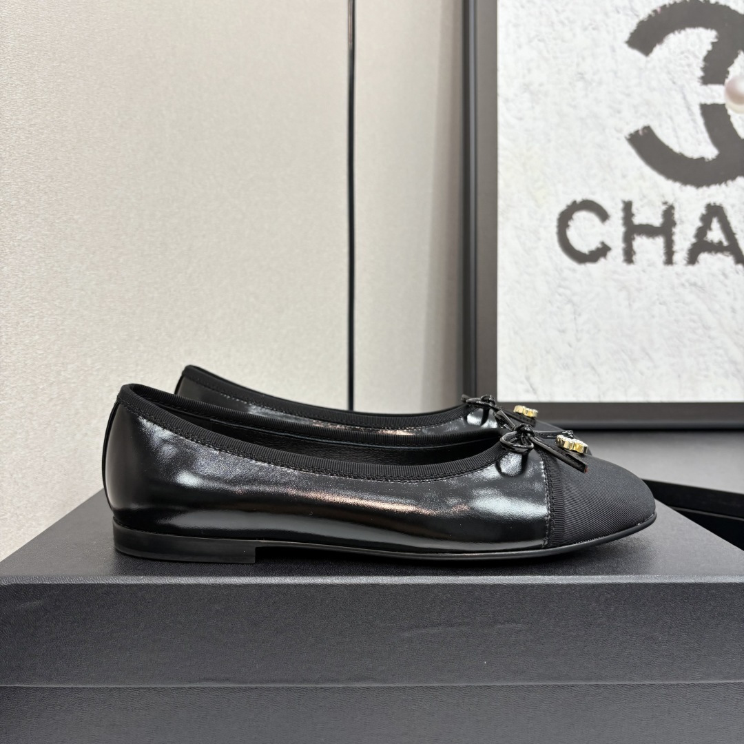 NO:227615,2025★★★★★★ Many celebrities are here to watch, a versatile series that domestic and foreign bloggers are popular, a must-have for spring and summer wardrobe matching. First choice. Upper imported sheepskin inner lining: imported sheepskin lining, original mold-open custom leather sole Shoe size: 35-39 (34, 40, 41, customized without return) Delivery luxury latest counter synchronous packaging, ballet shoes, sheepskin198609092025★★★★★ 众多明星网红上脚,国内外博主刷爆的一个百搭系列,春夏衣橱搭配必备 首选. 鞋面进口羊皮  内里: 进口羊皮内里 大底原版开模定制真皮底 鞋码: 35-39（34、40、41、定做不退换） 配送豪华最新专柜同步包装,芭蕾舞鞋,sheepskin,Women's Shoes