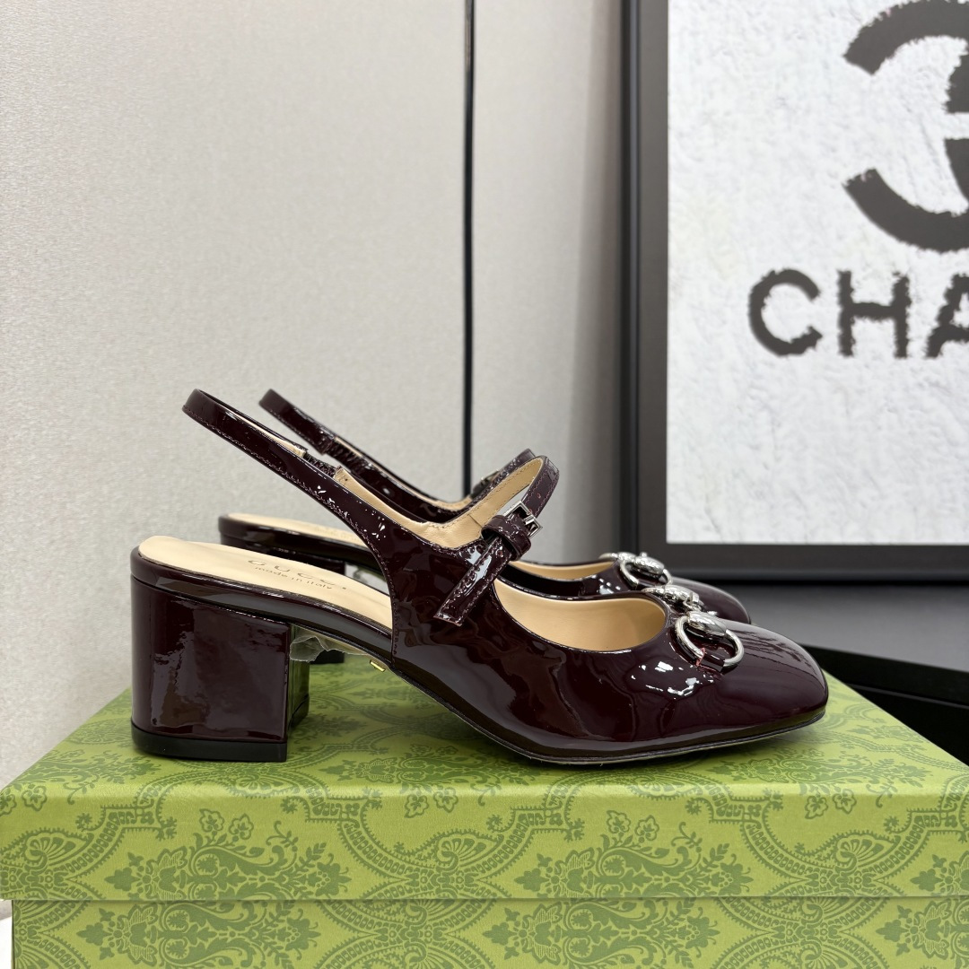 NO:227609,25Ss Spring and Summer New Gucci Gucci Latest Double G-buckle Flat-soled Open-toe Embossed Embossed Slippers This open-toe sandals are made of leather, cleverly using design elements such as square round toe and thick heel to interpret the fashionable retro style. The detailed details of the classic double G-buckles are reminiscent of the brand's fashionable atmosphere. Upper lambskin inner sheepskin inner sole genuine leather sole size 35-39 (40,41 custom-made non-return and exchange), sandals, gucci, sandals, slippers, sheepskin1986090925Ss春夏新款Gucci古奇最新双G扣平底露趾压纹压花拖鞋 这款露趾凉拖鞋采用皮革制作,巧妙运用方形圆头和粗跟等设计元素演绎时尚复古风范.典藏的双G扣细节令人联想起品牌的时尚气息浓郁 鞋面小羊皮 内里羊皮内里 鞋底真皮鞋底 码数35-39（40,41定制不退换）,凉鞋,gucci,sandals,slippers,sheepskin,Women's Shoes