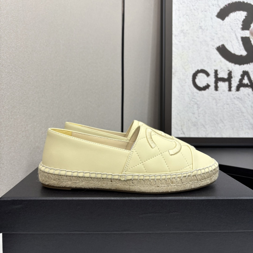 NO:227603,CHANEL Chanel new hemp rope bottom fisherman shoes. The upper is made of sheepskin electric embroidered double c, the inner cushion is silk sheepskin, super soft sheep foot pad, original glue-injected translucent rubber original color luster bottom. size35-40 (34, 41, 42 can be customized, no return or exchange), fisherman shoes, chanel, chanel, espadrilles, sheepskin19860909CHANEL香奈儿新麻绳底渔夫鞋.鞋面采用羊皮电绣双c,内里垫为丝绸羊皮,超柔软绵羊垫脚,原版注胶半透明橡胶原色麻底.size35-40（34、41、42可定做,不退换）,渔夫鞋,chanel,chanel,espadrilles,sheepskin,Women's Shoes