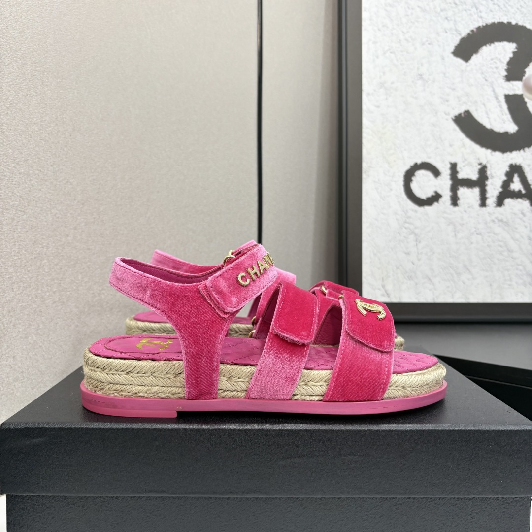 NO:227642,* Little Fragrance Spring and Summer. Latest hemp rope thick-soled beach sandals!  A must-have magic button sandal every year, this is the simplest and most trendy versatile artifact!  Super attractive!  Materials are one-size-fitting velvet original logo buckle. Pure copper material is made of non-oxidized outsole and is also a difference between two-layer leather sole. Market low version. Upper velvet, inner lining/foot pad imported sheepskin. Outsole. Italian two-layer leather sole. Heel high sole   water table 3.5cm. Forefoot 2.5cm. Size 35-40. Customized Slippers, sandals, casual shoes/sports shoes, sandals, sneakers, slippers, sheepskin.19860909* 小香春夏.最新麻绳厚底沙滩凉鞋！ 每年必入魔术扣凉鞋,这款是最简单而且最潮的万能百搭神器！超级耐看哟！材料一比一定制天鹅绒原版logo饰扣.纯铜材质不氧化大底也是两层真皮底区别市场低版本 鞋面天鹅绒 内里/垫脚进口羊皮 大底意大利两层真皮底 跟高大底 水台3.5cm 前掌2.5cm 码数35-40 40定做 拖鞋凉鞋,休闲鞋/运动鞋,sandals,sneakers,slippers,sheepskin,Women's Shoes