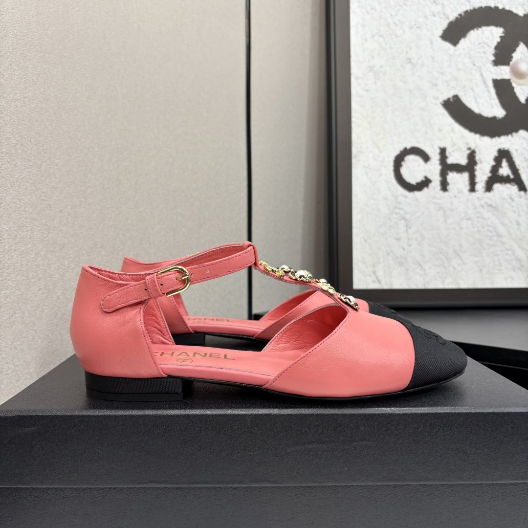NO:227618,2025ss CHANEL small fragrance style Chanel hollow Mary Jane shoes sandals, classic and fashion intertwined. The iconic black and color-blocking upper is elegant and chic, with low-key double C elements showing the brand style. The exquisite metal trim chain embellishment is agile and eye-catching. Simple buckle design fits the feet. Whether it is commuting or casual, it can add points to the outfit and easily interpret French elegance. Upper sheepskin inner sheepskin insole sheepskin size 35-39 (40.41 fixed), sandals, chanel, chanel, sandals, mary jane, sheepskin198609092025ss CHANEL小香风香奈儿中空玛丽珍鞋凉鞋,经典与时尚交织.标志性黑与拼色鞋面,优雅别致,双C元素低调彰显品牌格调.精致金属饰链点缀,灵动吸睛.简约搭扣设计,贴合脚面.无论是通勤还是休闲,都能为穿搭加分,轻松诠释法式优雅. 鞋面羊皮 内里羊皮 鞋垫羊皮 码数35-39（40.41定）,凉鞋,chanel,chanel,sandals,mary jane,sheepskin,Women's Shoes