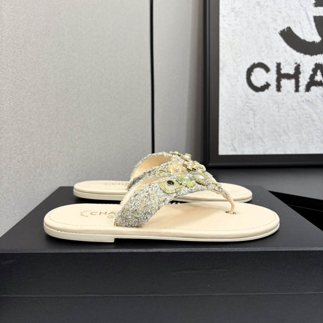 NO:227612,2025ss new CHANEL small-flavor Chanel clip-toe slippers, flip-flops, a perfect fusion of fashion and comfort. The classic double C logo is paired with bright rhinestones and exquisite metal decoration, which is gorgeous and eye-catching. The simple toe clip design fits the lines of the feet, showing elegance and casualness during walking. Whether it is walking on vacation or going out on the street every day, it can add unique charm to you and is a must-have item for fashion masters' shoe cabinets. The upper is original fabric. Inner: crystal sheepskin inner lining. Original mold custom leather sole. Shoe size: 35-39 (40 and 41 custom made without return or exchange), split-toe shoes, chanel, chanel, slippers, sheepskin198609092025ss新款CHANEL小香风香奈儿夹趾拖鞋,人字拖,时尚与舒适的完美融合.经典双C标志搭配璀璨水钻、精致金属装饰,华丽吸睛.简约夹趾设计,贴合脚部线条,行走间尽显优雅随性.无论是漫步度假还是日常出街,它都能为你增添独特魅力,是时尚达人鞋柜必备单品 鞋面原版布面 内里: 水晶羊皮内里 原版开模定制真皮底 鞋码: 35-39（40、41定做不退换）,分趾鞋,chanel,chanel,slippers,sheepskin,Women's Shoes