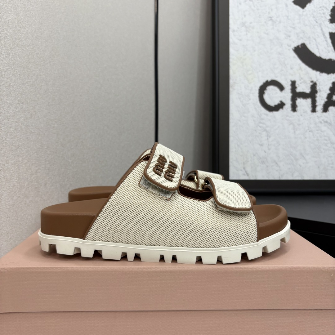 NO:239804,×Miao Miao New Slippers Series is available ★★★★★★ A new series of opening-ups that coexist with comfort and fashion, with a combination of design and matching, simple and elegant, versatile and fashionable!  Original custom material of upper, electric embroidered cowhide, inner lining: original custom sheepskin, original mold opening sole, shoe size: 35-39 (40 customization, no return and exchange), slippers, slippers, cowhide, sheepskin19860909×缪 缪 新款包拖鞋系列上新 ★★★★★ 舒适度与时髦度并存的开挂全新系列,设计搭配,简约大方,百搭时尚！ 鞋面原版定制材料电绣牛皮 内里: 原版定制羊皮 大底原版开模大底 鞋码: 35-39（40定制不退换）,拖鞋,slippers,cowhide,sheepskin,Women's Shoes