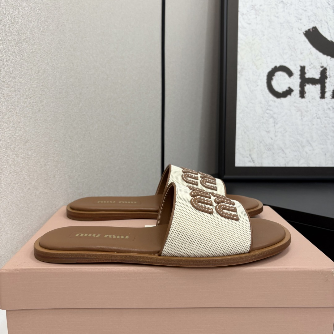 NO:239801,×Miao Miao New Slippers Series is available ★★★★★★ A new series of opening-ups that coexist with comfort and fashion, with a combination of design and matching, simple and elegant, versatile and fashionable!  Original custom material of upper, electric embroidered cowhide, inner lining: Original custom sheepskin, original molded genuine leather sole, shoe size: 35-39 (40 customization, no return and exchange), slippers, slippers, cowhide, sheepskin, Leather soles19860909×缪 缪 新款包拖鞋系列上新 ★★★★★ 舒适度与时髦度并存的开挂全新系列,设计搭配,简约大方,百搭时尚！ 鞋面原版定制材料电绣牛皮 内里: 原版定制羊皮 大底原版开模真皮大底 鞋码: 35-39（40定制不退换）,拖鞋,slippers,cowhide,sheepskin,Leather soles,Women's Shoes