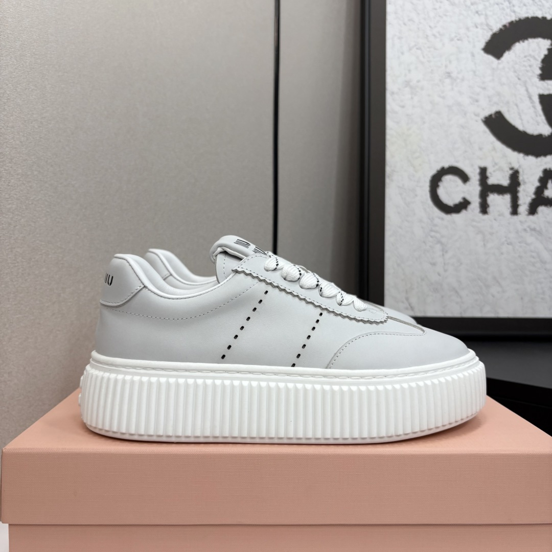 NO:227365,Miumiu Miu Miu White Shoes Dirty Shoes Cookie Sole Spring and Summer New British Style Lace Miu Miu Show Appropriate and unique color polishing technology from the Miu Miu series Details Close-up of the new season Trendy elements 1 Contrast with the concept of the current love, diverse and conveying modern style~ It looks good no matter how you wear it this summer Fashionista favorite, not very comfortable to wear, super comfortable to wear, fabric imported, original cowhide, large sole original sole size 35-41 (40.41 custom made, no return or exchange), casual shoes/sports shoes, miumiu, sneakers, cowhide19860909miumiu缪缪小白鞋脏脏鞋饼干底春夏新款英伦风系带MiuMiu秀场适当独一无二的擦色工艺工艺来自Miu Miu系列的细节特写 新季的潮流要素一 与此刻挚爱的概念,多元对撞,传达现代风格~ 怎么穿都好看今夏时髦精最爱 看起来不怎么舒服 上脚超级舒服 面料进口 内里原版牛皮 大底原版鞋底 码数35-41（40.41订做不退换）,休闲鞋/运动鞋,miumiu,sneakers,cowhide,Women's Shoes