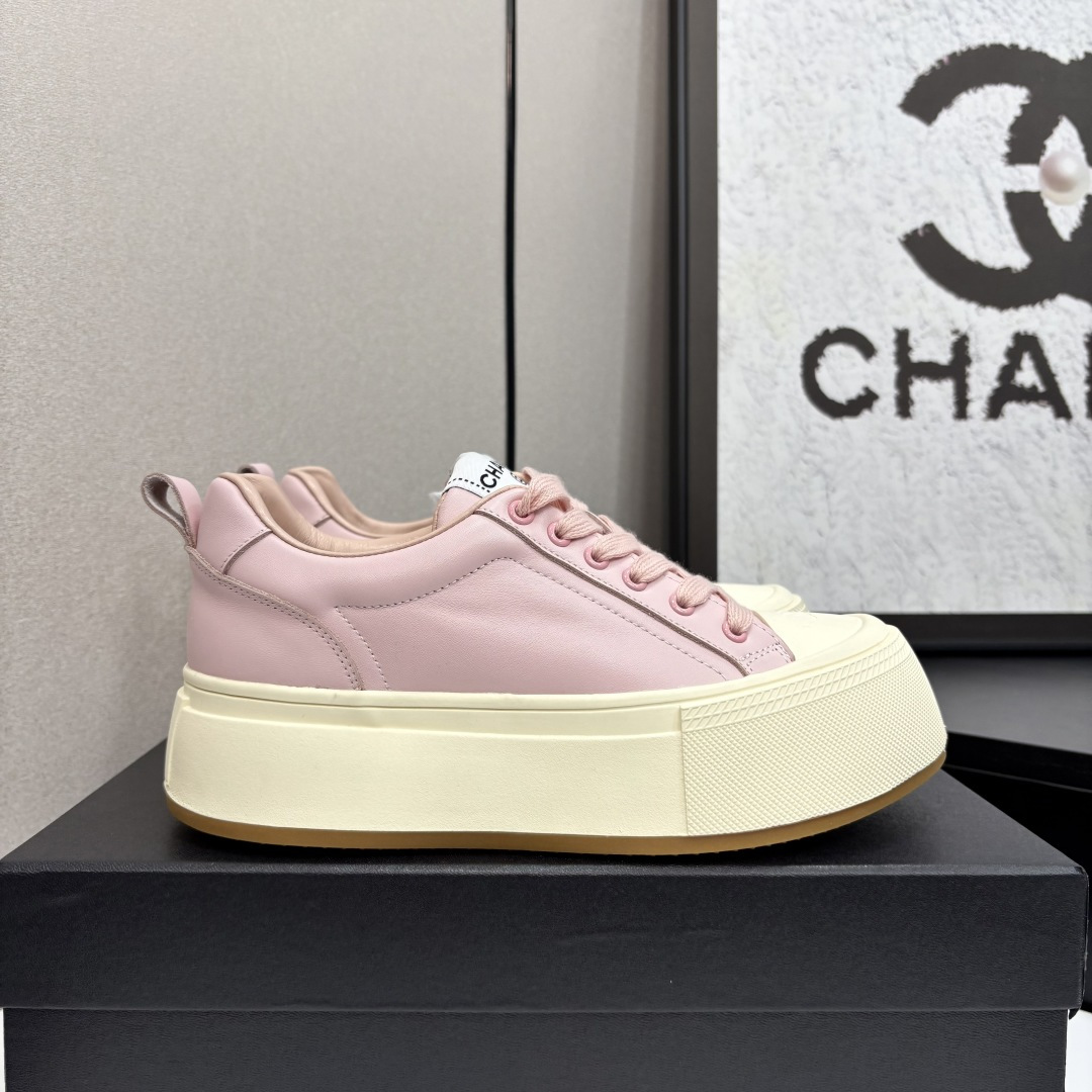 NO:227370,Thick-soled leather CHAN*L The new king-shot big-toe shoes in early spring, Xiaoxiang C home new lace-up casual shoes, board shoes, sports shoes, popular items that are super good-looking when you take pictures. Internet celebrity show pictures one after another must-have for this season. Cool and cute toe shoes plus three-dimensional relief double C logo. Too heart-warming. The combination of wrinkled beef paint is eye-catching. The high-end feeling in casual comes to the face. The classic design and metal round deduction are particularly eye-catching. Flat-soled design. Extremely comfortable. Daily matching. Go out. A must-have artifact for coolness. Whoever buys it first. Babies. Quick-for-clock duck 34-41, casual shoes/sports shoes, chanel, chanel, sneakers19860909厚底皮面 CHAN*L 早春新款王炸爆款大头鞋 小香C家新款系带休闲鞋 板鞋 运动鞋  随手拍都超好看的热门单品 网红秀图一波接一波本季必入款 酷帅呆萌的鞋头加上立体浮雕双C Logo 太心水啦 皱牛漆的搭配令人眼前一亮 休闲中的高大上感扑面而来 经典款的设计加上金属圆扣分外抢眼 平底设计 异常舒适 日常搭配 出街 扮酷必备神器 谁买谁先美 宝宝们 快冲鸭 34-41,休闲鞋/运动鞋,chanel,chanel,sneakers,Women's Shoes