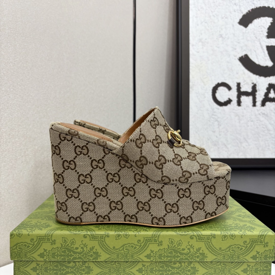 NO:227391,Gucc* Classic spring and summer catwalk horse buckle, old flower heel thick-soled sandals, G home reflects the sense of high-end, always convinces the capital, it looks quite simple, but it is inexplicably high-end on the feet, very sexy, allowing you to easily match with various styles. The upper is made of imported counter custom materials) Inside tiptoe mixed-bred sheepskin Rubber sole Size35-39 (customized by 40/41/42), sponge cake shoes, gucci, gucci, sheepskin19860909Gucc* 经典春夏走秀马衔扣 老花坡跟厚底凉拖 G家在体现高级感这块 总让人大写的服气 看起来蛮简单的款式 但上脚就莫名很高阶 非常性感 让你轻松搭配尽显各种风格 鞋面采用进口专柜定制材料) 内里踮脚混种羊皮 橡胶大底 Size35-39（40/41/42定制）,松糕鞋,gucci,gucci,sheepskin,Women's Shoes