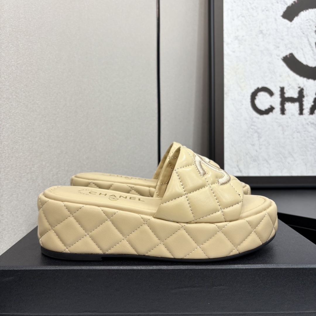 NO:227362,2025★★★★★★ Many celebrities are here to watch, a versatile series that domestic and foreign bloggers are popular. A must-have for spring and summer wardrobe matching. Sandals are the first choice. Upper imported cowhide inner lining: imported crystal sheepskin lining, original custom rubber sole, shoe size: 35-39 (34, 40, 41, customized, non-return and exchange) Delivery luxury latest counter synchronous packaging, sponge cake shoes, sandals, cowhide, sheepskin198609092025★★★★★ 众多明星网红上脚,国内外博主刷爆的一个百搭系列,春夏衣橱搭配必备 凉鞋首选. 鞋面进口牛皮  内里: 进口水晶羊皮内里 大底原版定制橡胶底 鞋码: 35-39（34、40、41、定做不退换） 配送豪华最新专柜同步包装,松糕鞋,sandals,cowhide,sheepskin,Women's Shoes