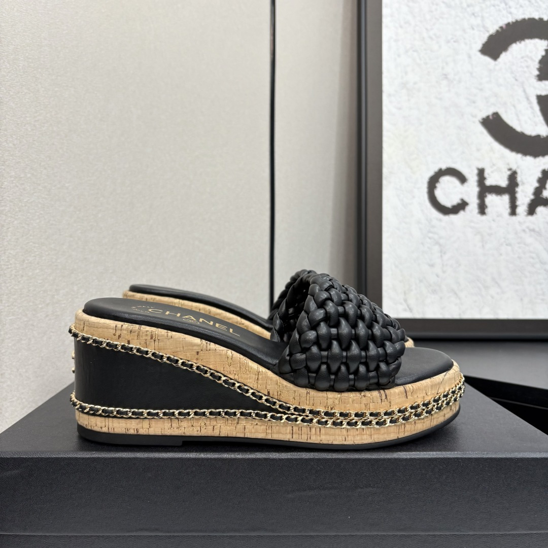 NO:227403,2025★★★★★★ Many celebrities are here to watch, a versatile series that domestic and foreign bloggers are popular. A must-have for spring and summer wardrobe matching. Sandals are the first choice. Upper imported super soft sheepskin (silk) inner lining: imported crystal sheepskin inner lining, original mold-open custom rubber sole Shoe size: 35-39 (40, 41, 42 customized, no return or exchange) Delivery luxury latest counter synchronous packaging, sponge cake shoes, sandals, sheepskin, silk fabric198609092025★★★★★ 众多明星网红上脚,国内外博主刷爆的一个百搭系列,春夏衣橱搭配必备 凉鞋首选. 鞋面进口超柔羊皮（绸缎）  内里: 进口水晶羊皮内里 大底原版开模定制橡胶底 鞋码: 35-39（40、41、42定做不退换） 配送豪华最新专柜同步包装,松糕鞋,sandals,sheepskin,silk fabric,Women's Shoes