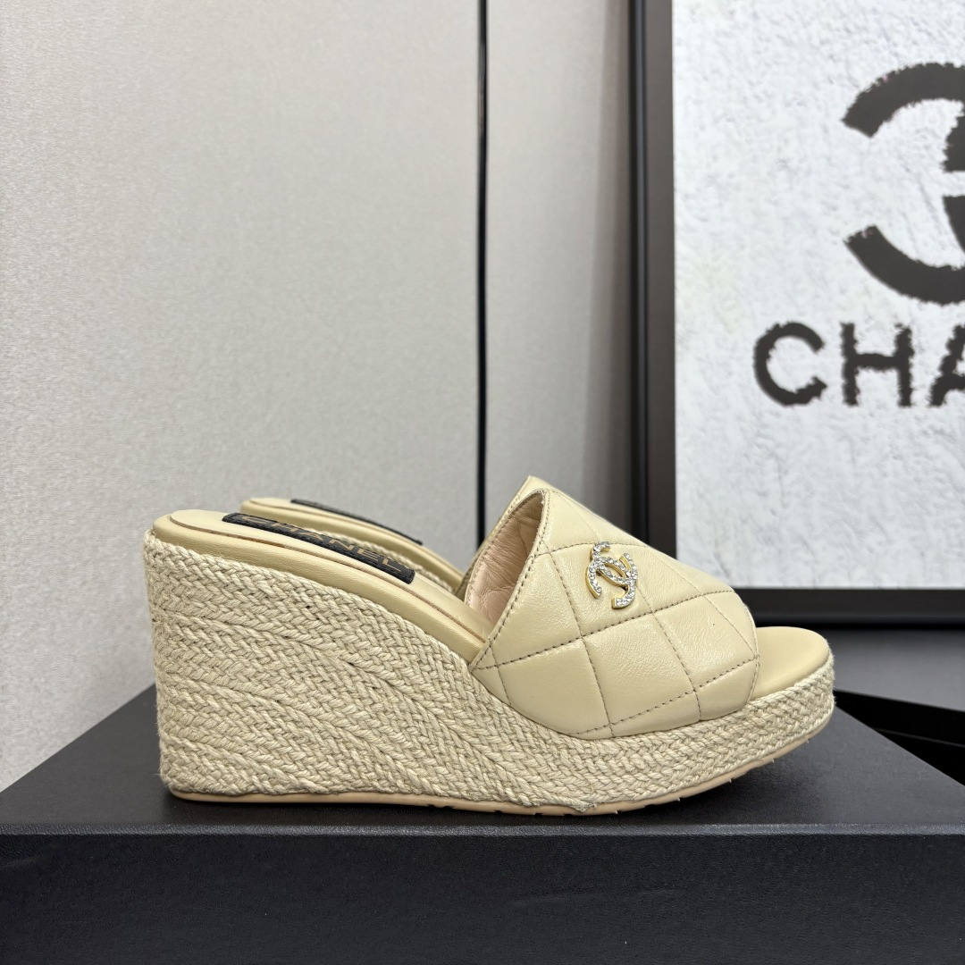 NO:227397,2025★★★★★★ Many celebrities are here to watch, a versatile series that domestic and foreign bloggers are popular. A must-have for spring and summer wardrobe matching. Sandals are the first choice. Upper imported super soft sheepskin inner lining: imported crystal sheepskin inner lining, original mold-open custom rubber sole Shoe size: 35-39 (40, 41, 42 customized, no return or exchange) Delivery luxury latest counter synchronous packaging, sponge cake shoes, sandals, sheepskin198609092025★★★★★ 众多明星网红上脚,国内外博主刷爆的一个百搭系列,春夏衣橱搭配必备 凉鞋首选. 鞋面进口超柔羊皮  内里: 进口水晶羊皮内里 大底原版开模定制橡胶底 鞋码: 35-39（40、41、42定做不退换） 配送豪华最新专柜同步包装,松糕鞋,sandals,sheepskin,Women's Shoes